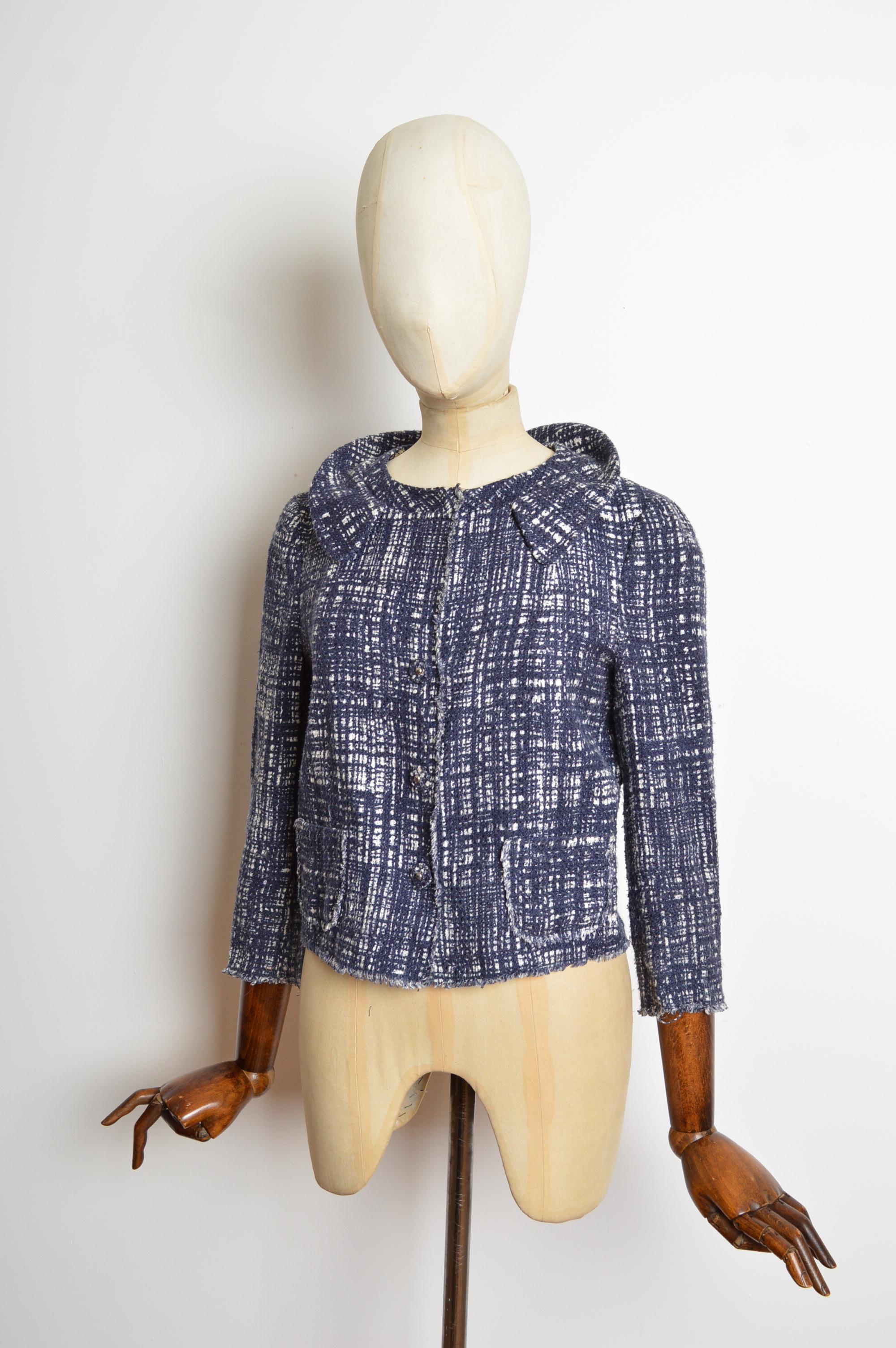 Eine ikonische Neuauflage eines der beliebtesten PRADA-Klassiker aus dem Jahr 1996.
Diese schöne gebürstete Baumwollmischung  Die Jacke verfügt über den berühmten skizzierten karierten Außendruck, 3/4-Ärmel, einen abgerundeten Kragen und einen