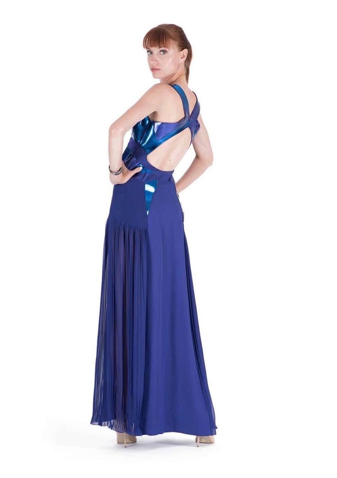 Donna 2010 Vintage Versace Abito in seta e pelle ametista in vendita