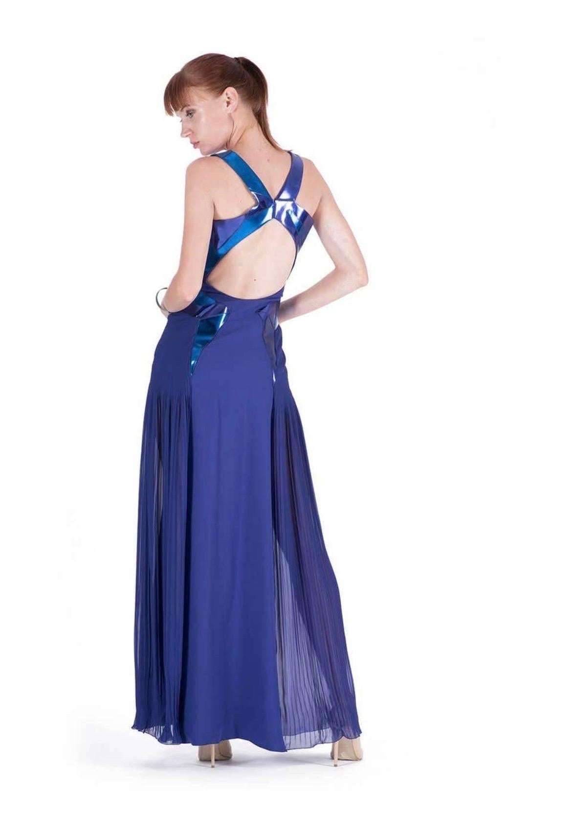 2010 Vintage Versace Abito in seta e pelle ametista in vendita 1