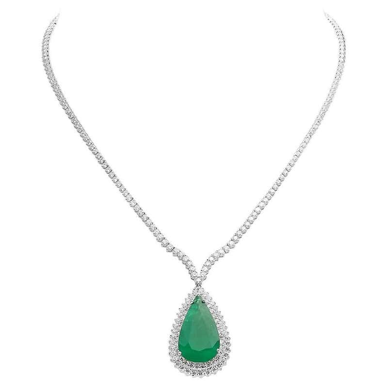 Emerald Diamond Necklace 18K White Gold For Sale at 1stDibs