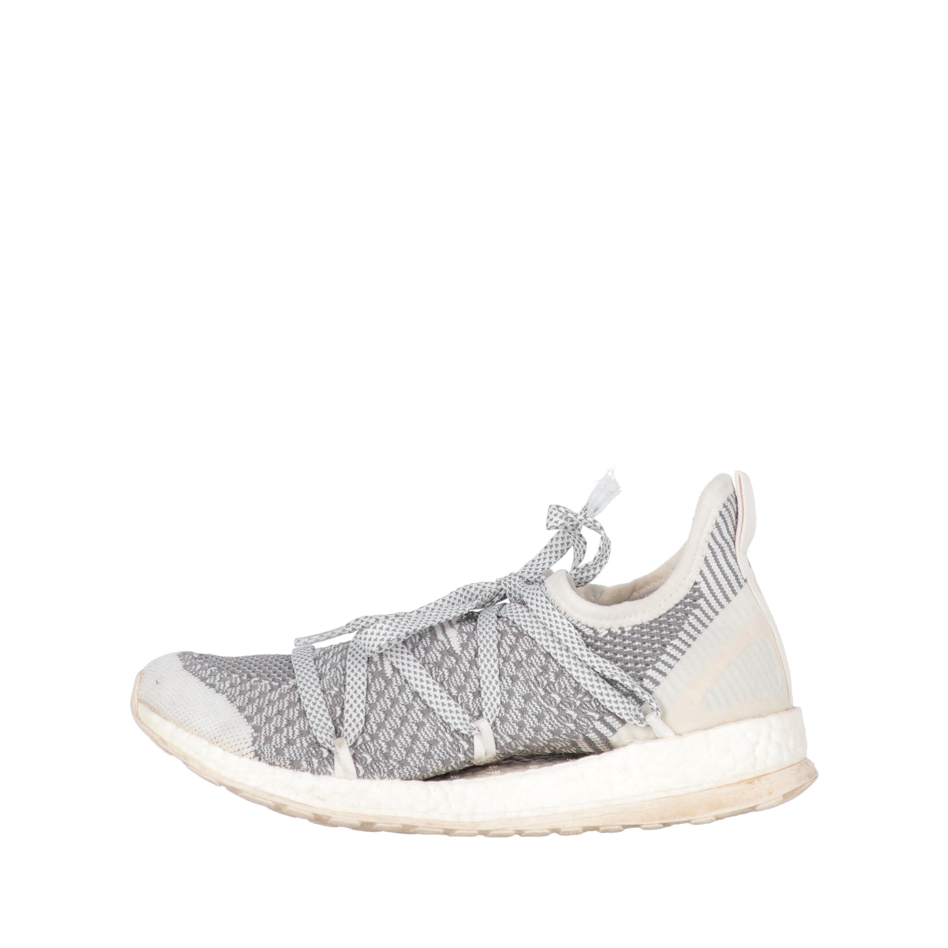 Adidas x Stella McCartney Ultraboost gray and white sneakers. Upper in stretch fabric with laces and synthetic material sole.

The shoes showed slight signs of wear, as shown in the pictures.

Years: 2010s

Made in China

Size: 37½ IT

Length