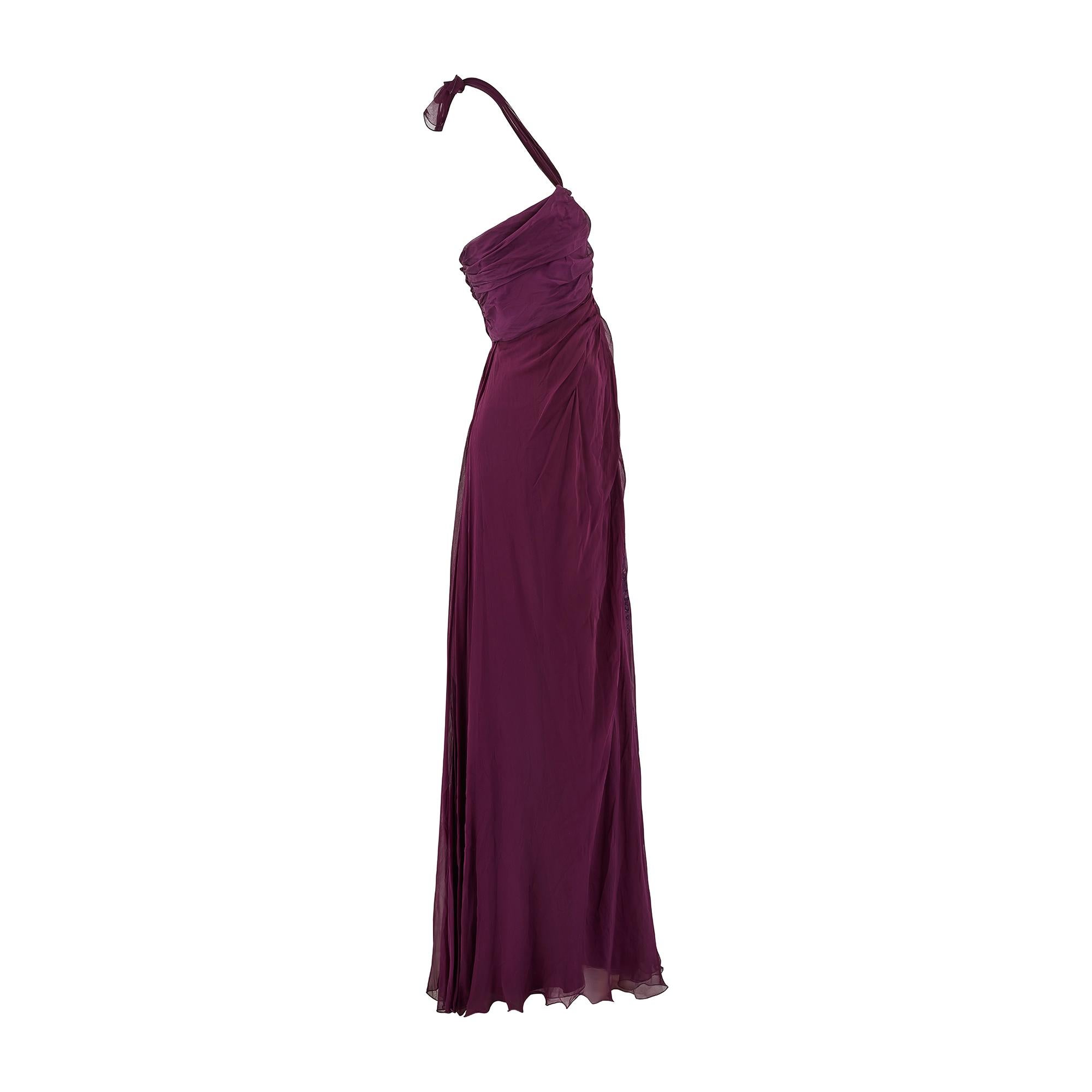 Alberta Ferretti è una stilista italiana celebrata per la sua estetica eterea e romantica, definita da silhouette fluide, tessuti delicati e un senso di femminilità. Questo elegante abito da sera è realizzato in leggero chiffon di seta in una