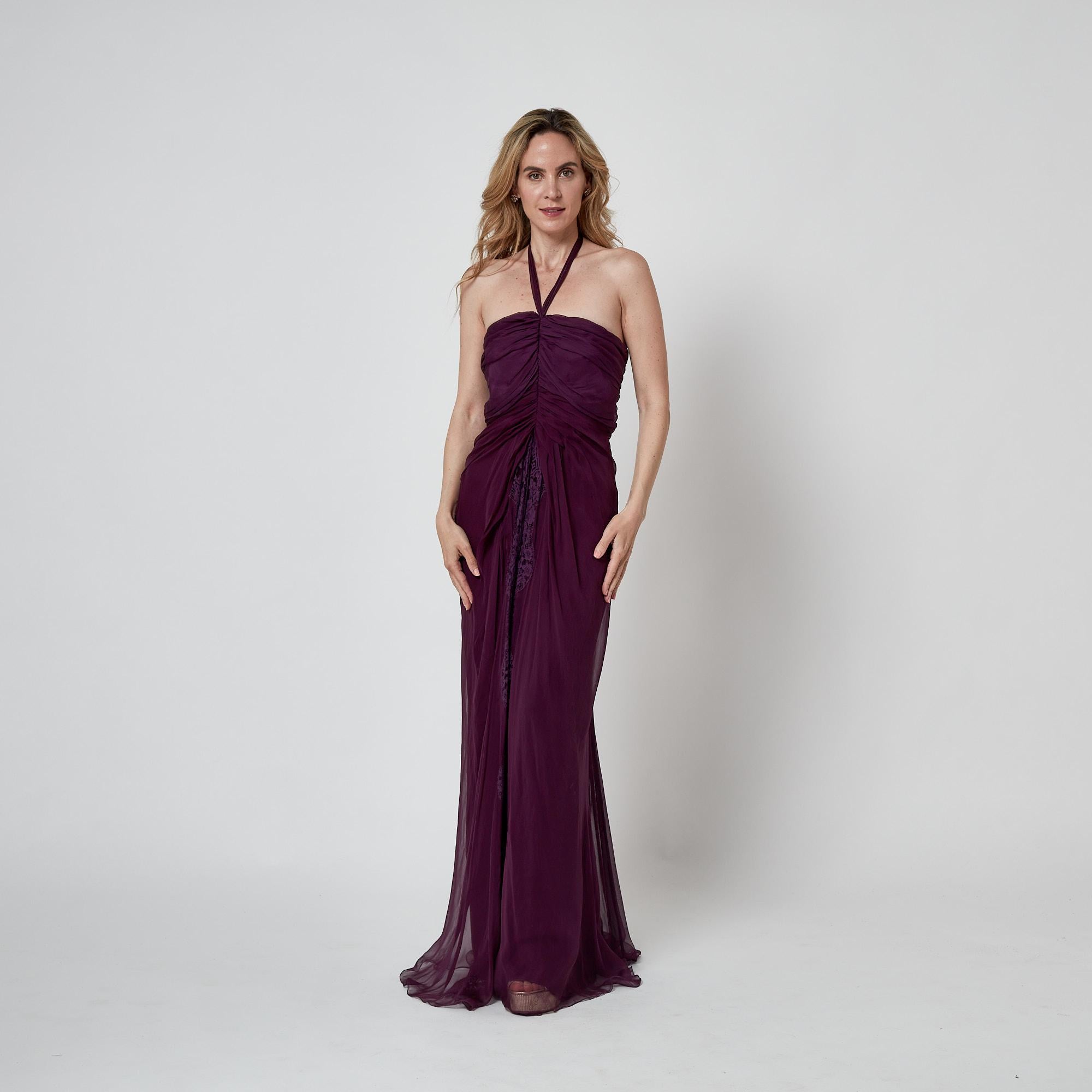 Donna Alberta Ferretti, abito anni 2010 in chiffon di seta e pizzo, color melanzana, con scollo al collo. in vendita