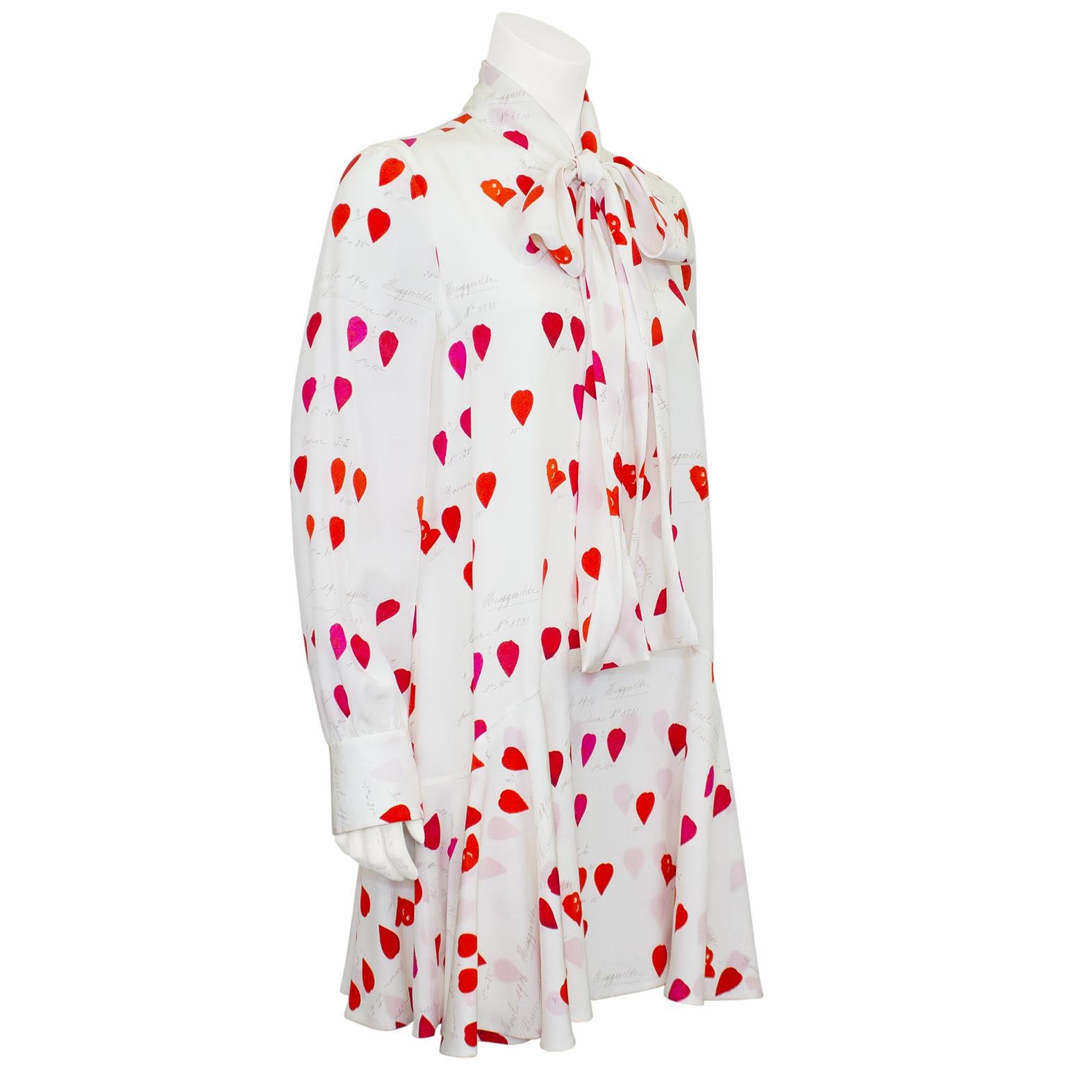 Mini robe de jour/tunique en soie Alexander McQueen du milieu des années 2010. La robe est ornée d'un imprimé de cœurs rouges sur fond blanc et de notes manuscrites. Jolis détails d'une cravate à porter nouée ou lâche sur l'encolure. Ourlet volant à