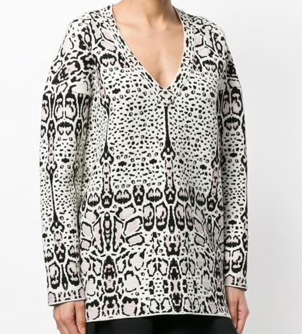  2010s Azzedine Alaia animal print oversized short dress or pull-over featuring a white and black wool blend animal pattern, a v-neck, long sleeves, a straight hem and an animal pattern. See catwalk &Azzedine Alaïa exhibition at the Palais Galliera,