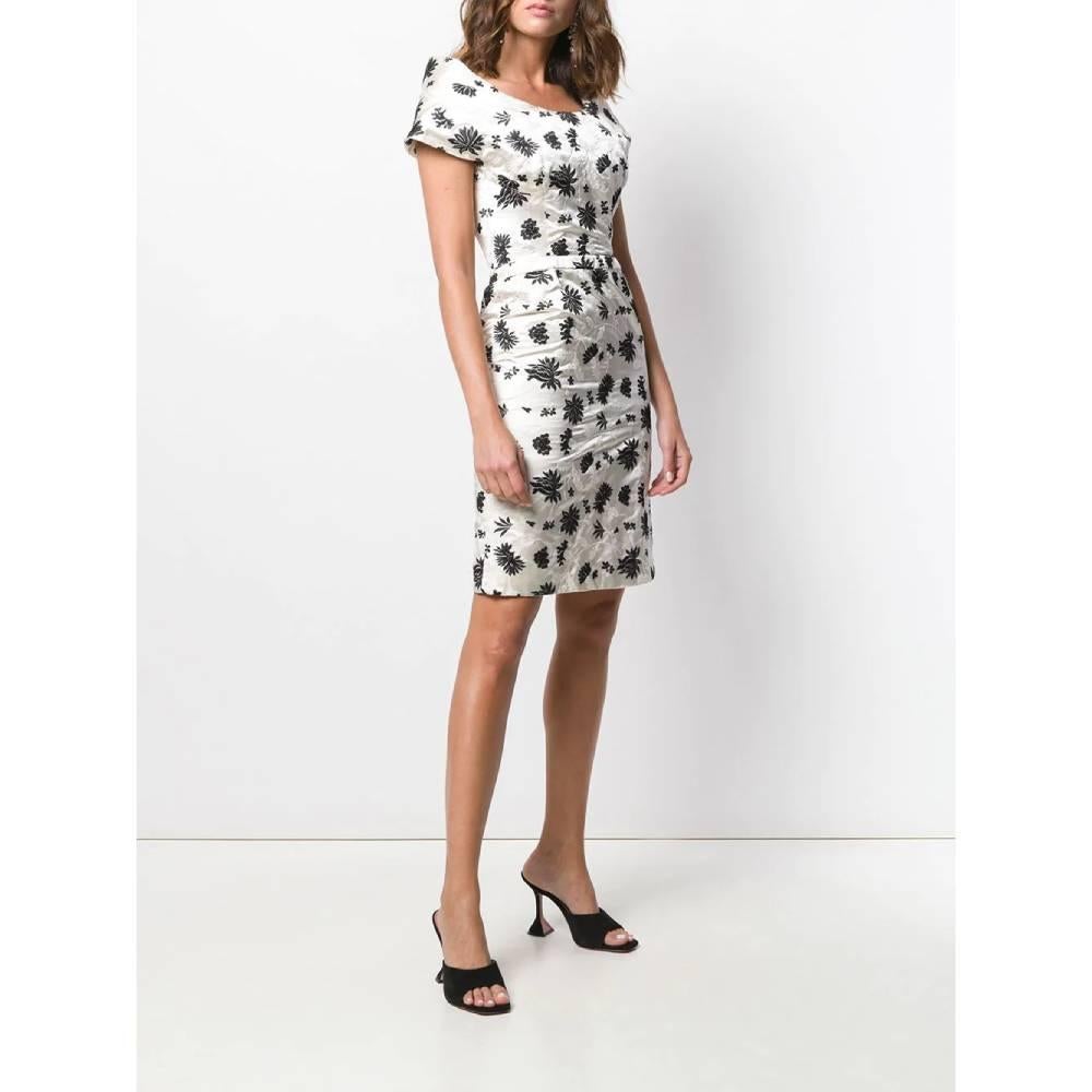 Balenciaga ivory fitted dress with black and white embroidered floral elements. Model with boat neckline, sleeveless and back zip closure.
Years: 2010s

Made in France

Size: 36 FR

Flat measurements

Height: 93 cm
Bust: 40 cm
Waist: 32 cm
Hips: 40