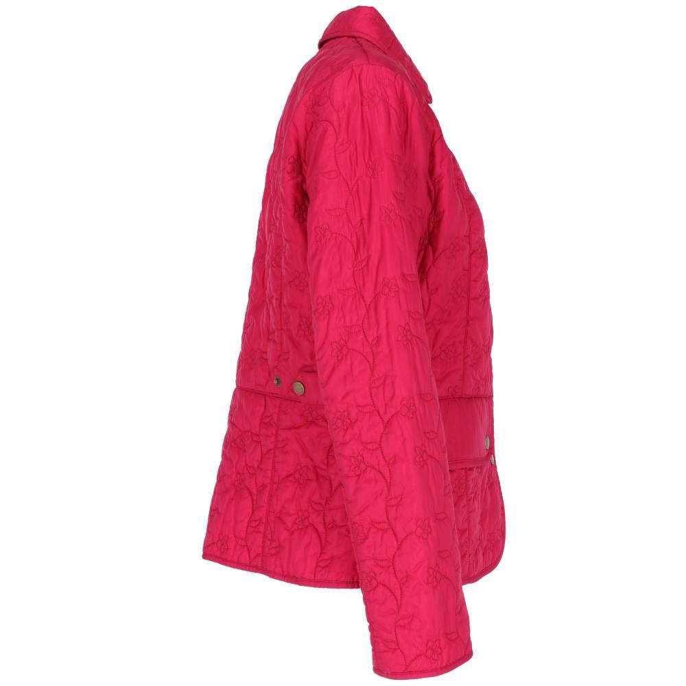 Barbour raspberry-red quilted jacket with floral pattern. Classic collar, front press studs fastening, flapped front pockets with button. Adjustable back tabs on the waist. The item shows slight signs of wear on the fabric and the quiliting, as