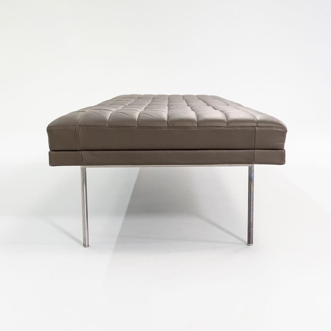2010s BassamFellows für Geiger Herman Miller Brown Leder 3 Sitz Tuxedo Bench im Angebot 3