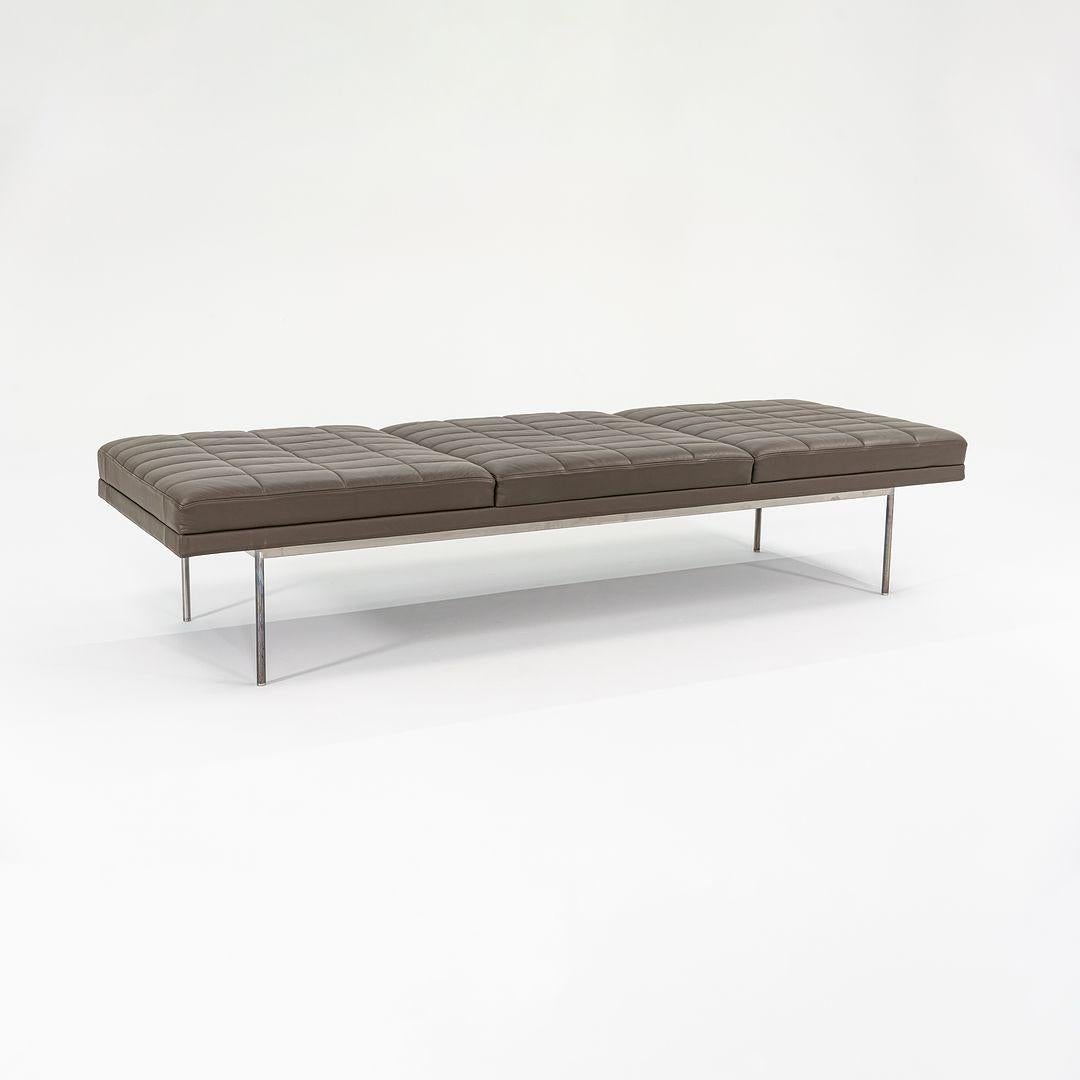 2010s BassamFellows für Geiger Herman Miller Brown Leder 3 Sitz Tuxedo Bench im Angebot 4