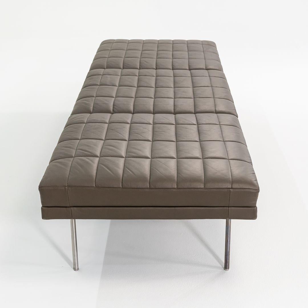 2010s BassamFellows für Geiger Herman Miller Brown Leder 3 Sitz Tuxedo Bench im Angebot 5