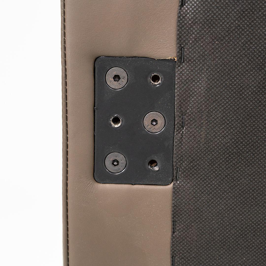 Dies ist ein Tuxedo Component Daybed, entworfen von BassamFellows für Geiger und Herman Miller. Dieses besondere Exemplar wurde in den 2010er Jahren von Geiger in den USA hergestellt. Das Gestell besteht aus Stahl in arktischem Silber und die