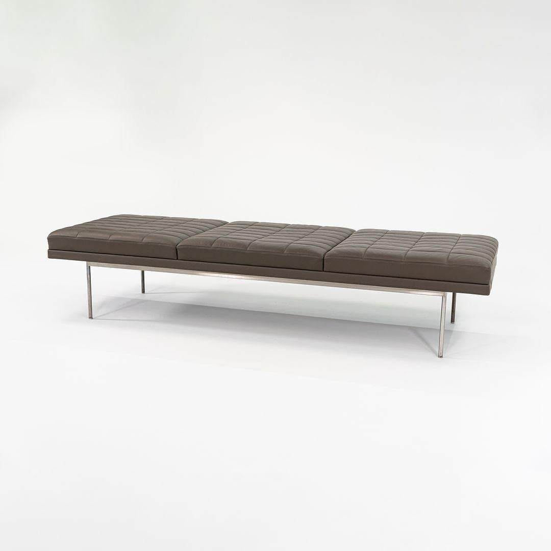 2010s BassamFellows für Geiger Herman Miller Brown Leder 3 Sitz Tuxedo Bench (Moderne) im Angebot