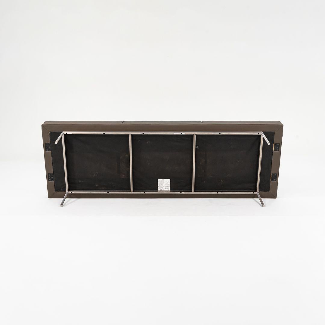 2010s BassamFellows für Geiger Herman Miller Brown Leder 3 Sitz Tuxedo Bench (amerikanisch) im Angebot