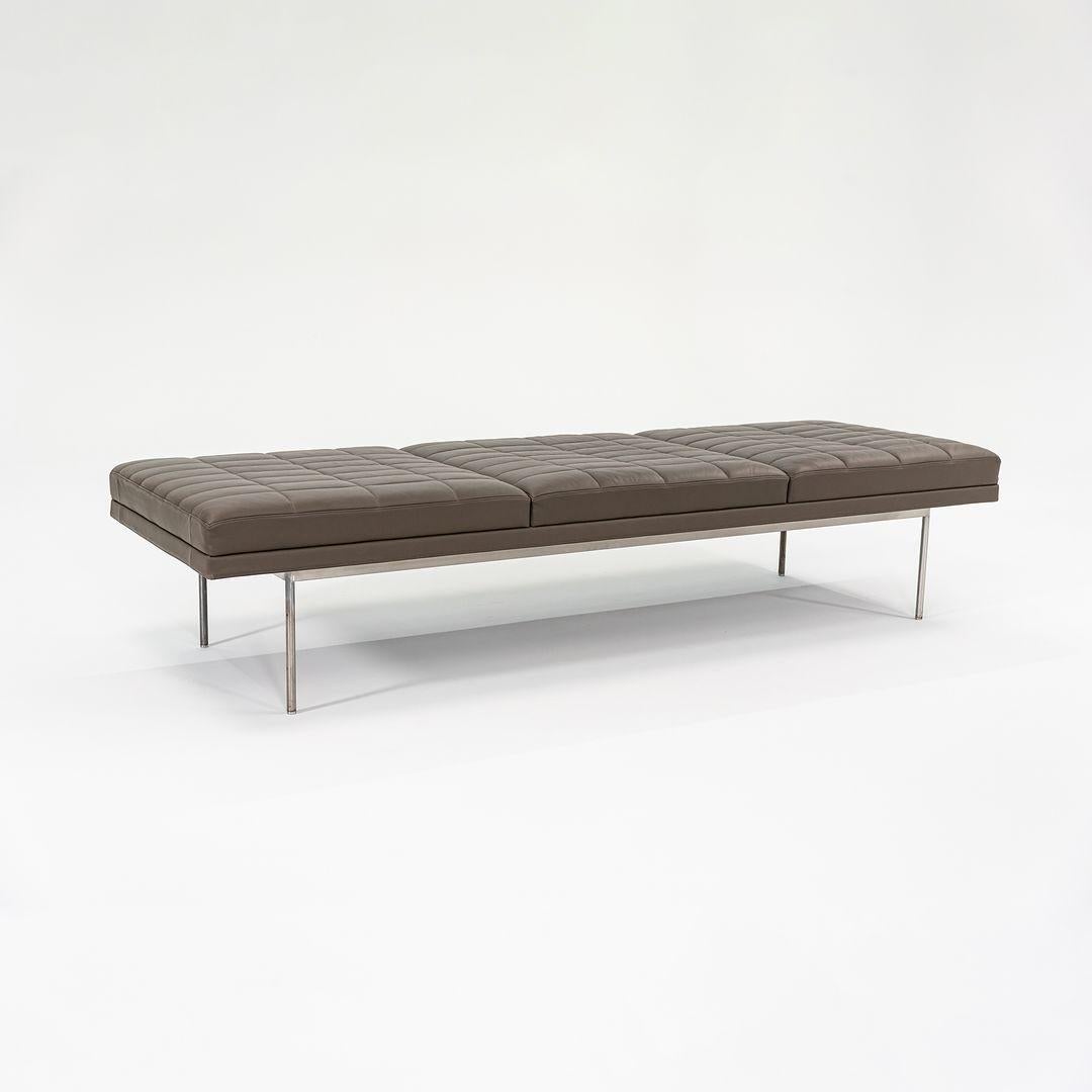 2010s BassamFellows für Geiger Herman Miller Brown Leder 3 Sitz Tuxedo Bench im Zustand „Gut“ im Angebot in Philadelphia, PA