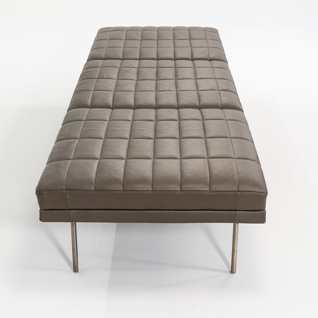 2010s BassamFellows für Geiger Herman Miller Brown Leder 3 Sitz Tuxedo Bench (21. Jahrhundert und zeitgenössisch) im Angebot