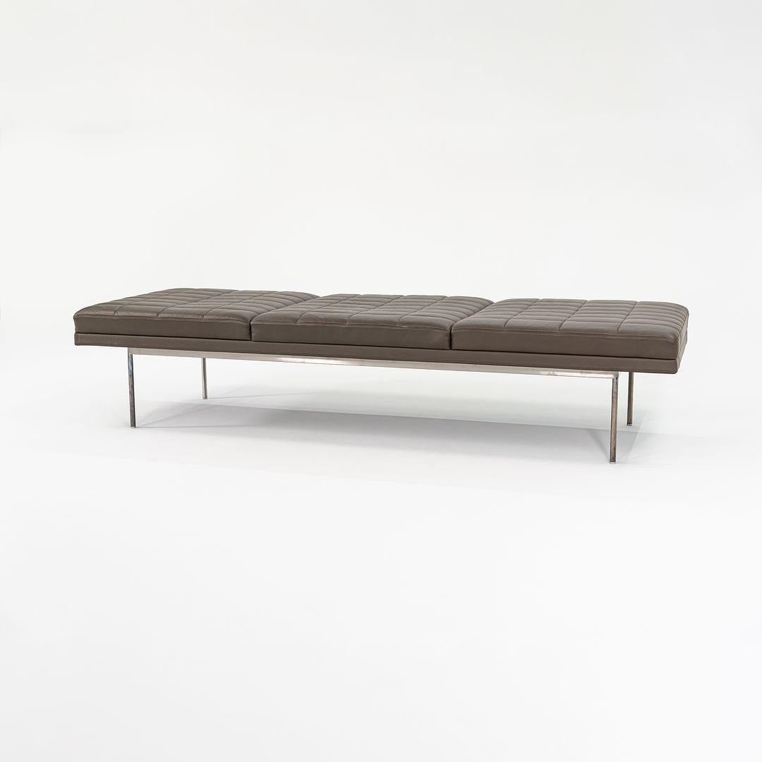 2010s BassamFellows für Geiger Herman Miller Brown Leder 3 Sitz Tuxedo Bench im Angebot 1