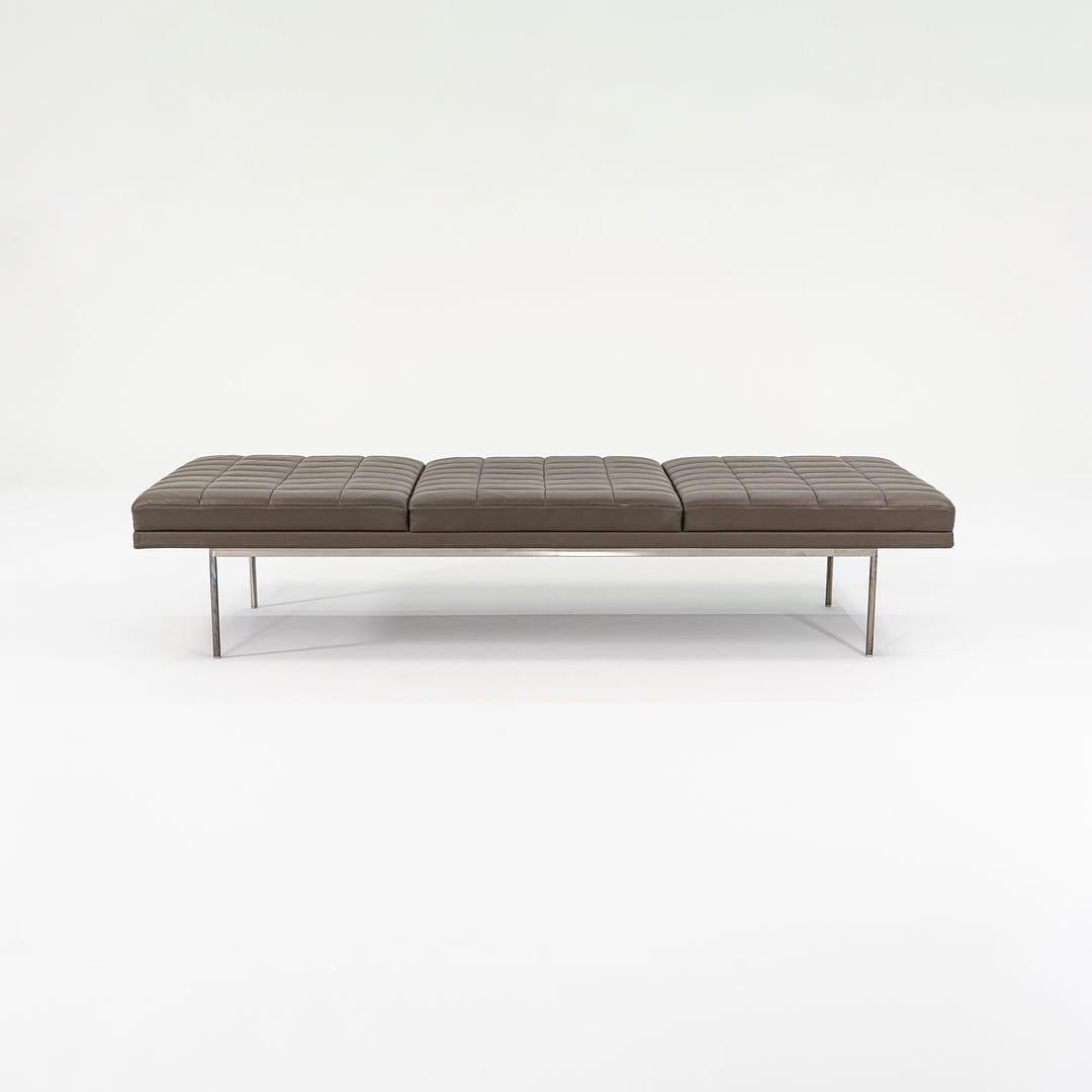 2010s BassamFellows für Geiger Herman Miller Brown Leder 3 Sitz Tuxedo Bench im Angebot 2