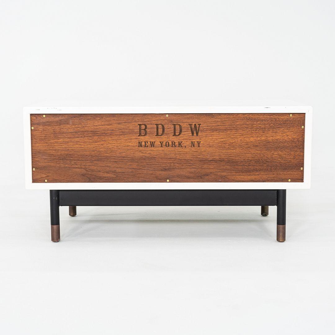 XXI secolo e contemporaneo Comodino/armadio a basso profilo BDDW del 2010 in ottone e legno laccato 31x16x15 in vendita