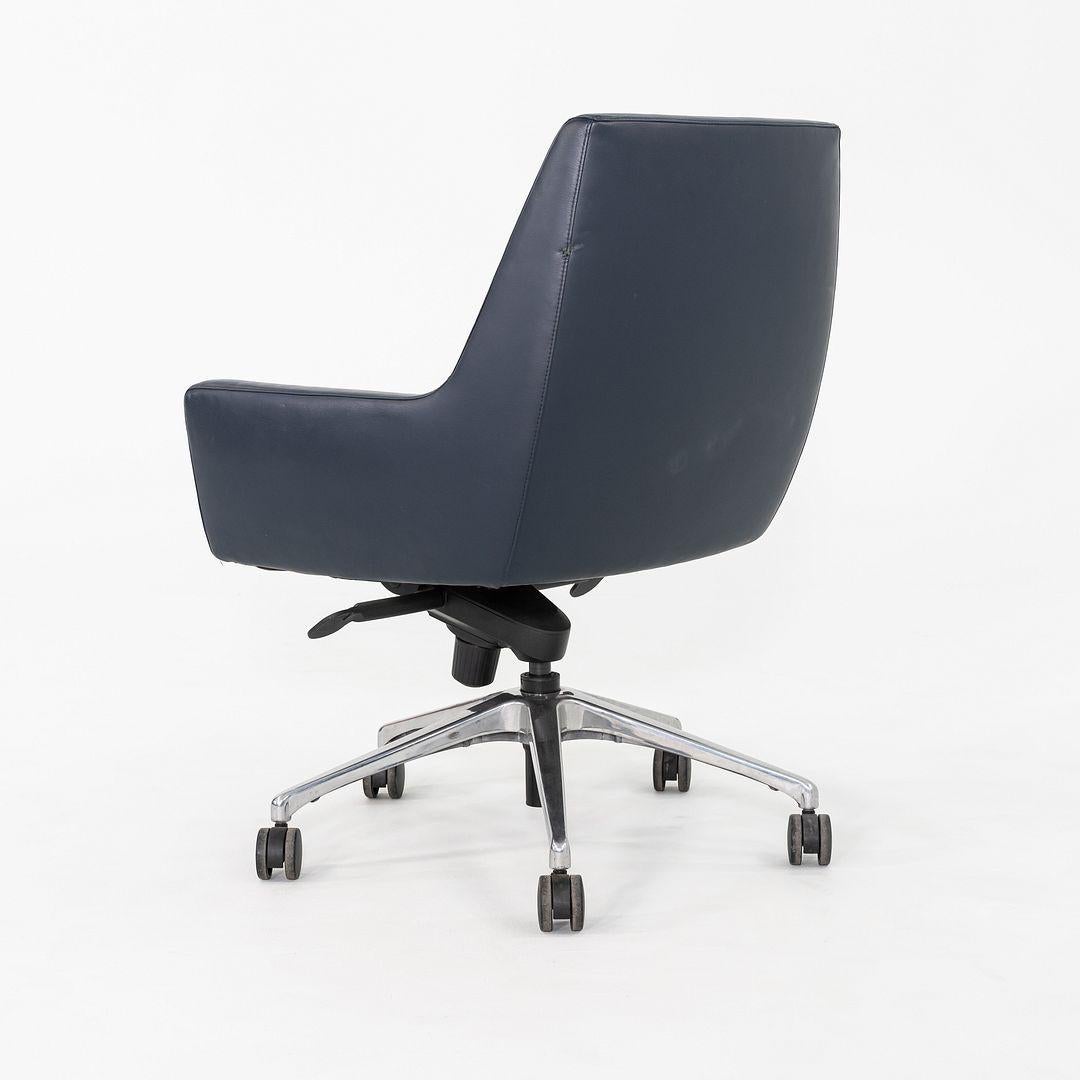 2010s Bernhardt Design Cardan Leder Schreibtischstuhl in blauem Leder im Angebot 4