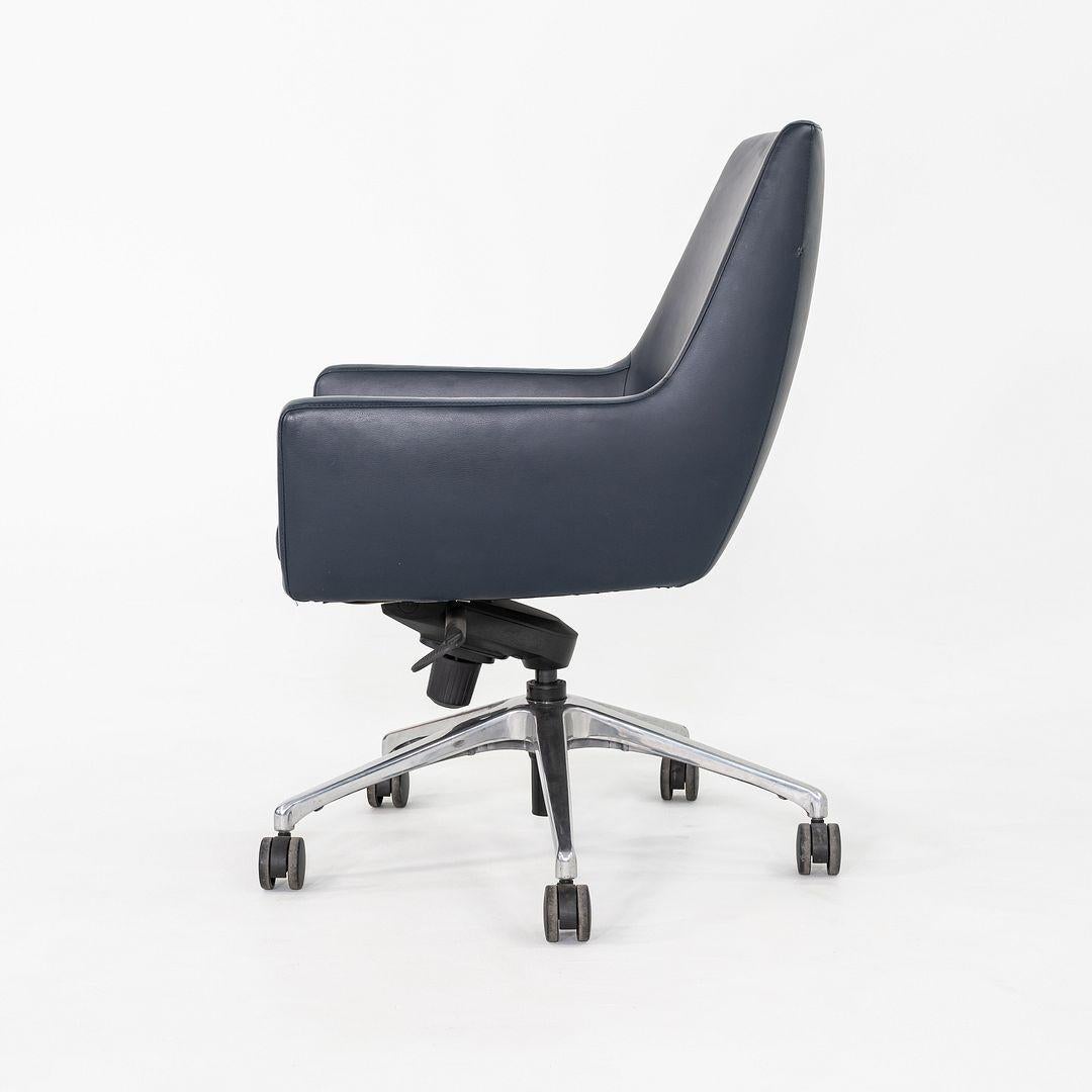 Dies ist ein Cardan Bürodrehstuhl, der in den 2010er Jahren von Bernhardt Design in den USA hergestellt wurde. Das Design umfasst einen 5-Sterne-Drehfuß aus poliertem Aluminium auf Doppelrollen, und diese Exemplare verfügen über eine pneumatische
