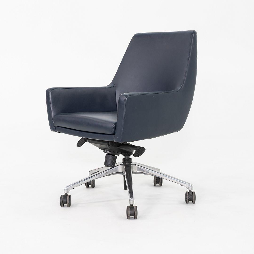 2010s Bernhardt Design Cardan Leder Schreibtischstuhl in blauem Leder (Moderne) im Angebot
