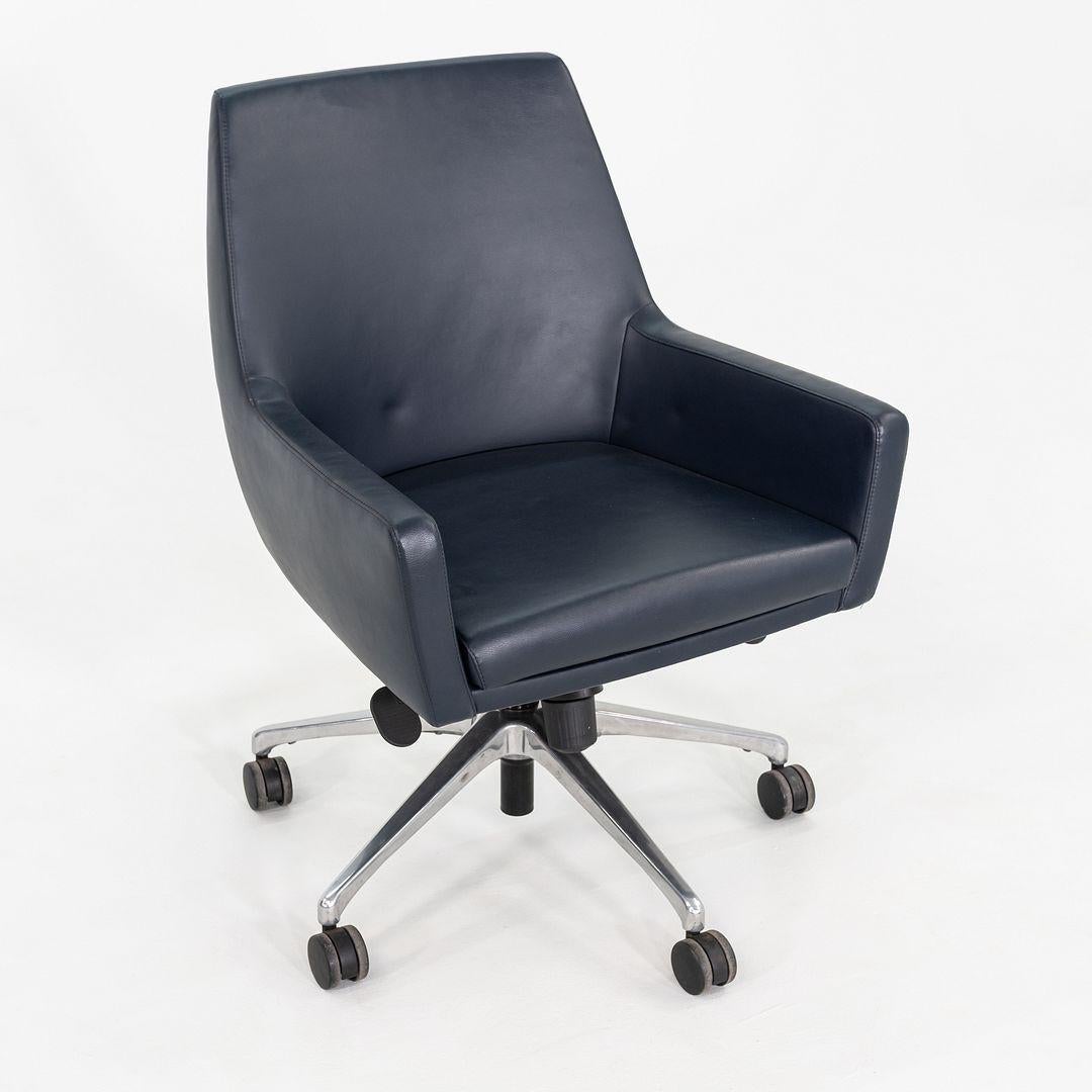 2010s Bernhardt Design Cardan Leder Schreibtischstuhl in blauem Leder im Zustand „Gut“ im Angebot in Philadelphia, PA