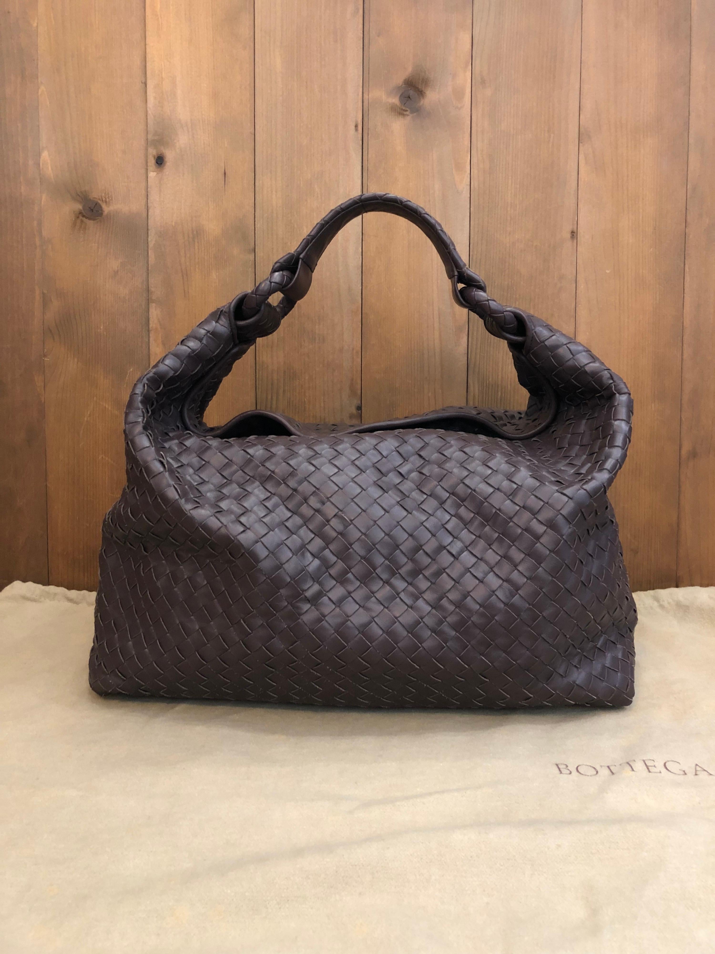 2010s Bottega Veneta hobo bag in brown intrecciato nappa leather featuring a single handle. The interior of the bag is lined with elegant suede and a zip pocket, designed for everyday essential use. Magnetic closure. Made in Italy. Measures