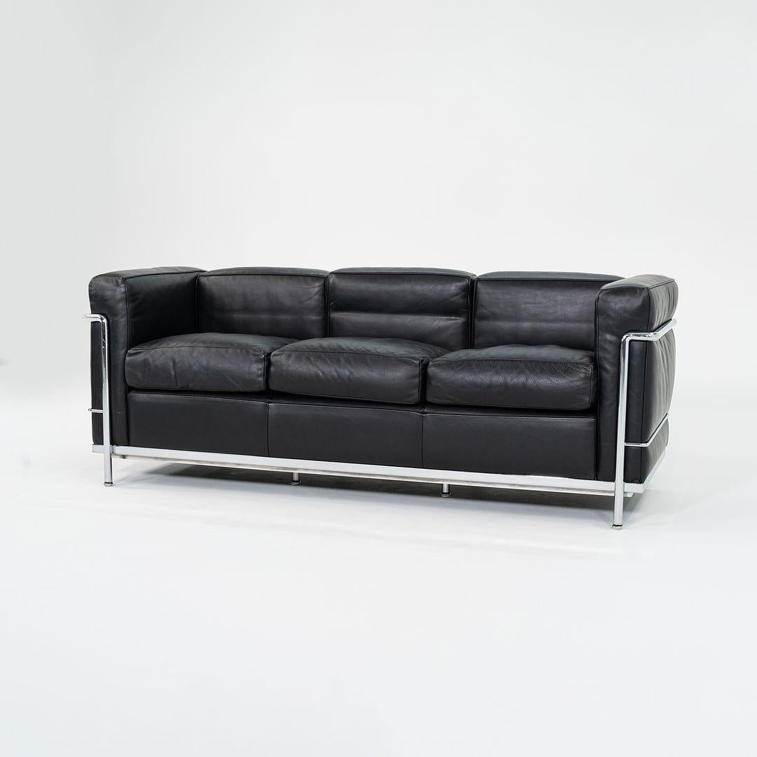 Dies ist ein LC-2 Dreisitzer-Sofa, das ursprünglich 1928 von Le Corbusier, Pierre Jeanneret und Charlotte Perriand entworfen wurde. Dieses Exemplar stammt aus den 2010er Jahren und wurde in Italien von Cassina hergestellt. Cassina ist seit 1965 der
