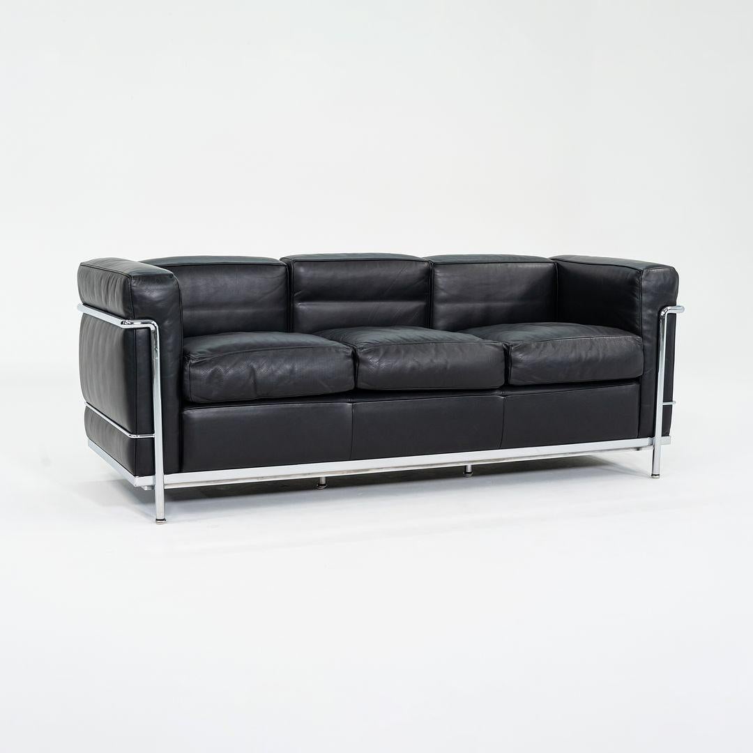 2010er Cassina LC2 3-Sitz-Sofa aus schwarzem Leder (Moderne) im Angebot