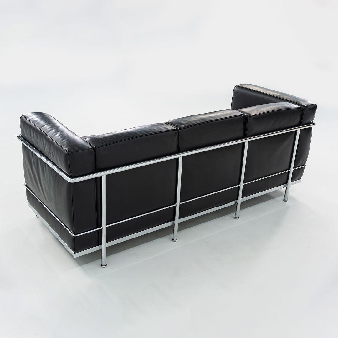 2010er Cassina LC2 3-Sitz-Sofa aus schwarzem Leder (21. Jahrhundert und zeitgenössisch) im Angebot