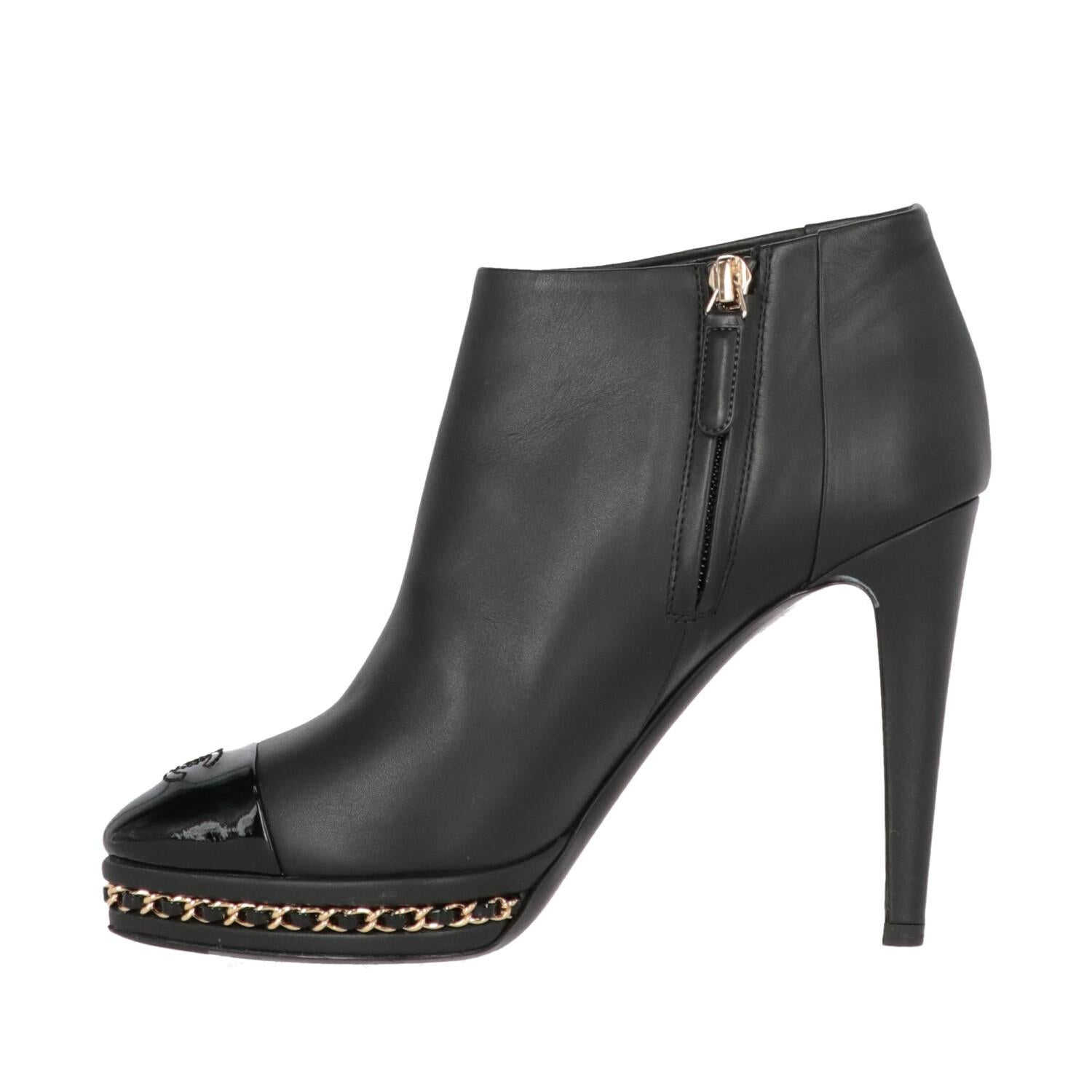 A.N.G.E.L.O. Vintage - Italy

Chanel black leather ankle boots. Patent leather almond toe with embroidered double C logo. Golden metal chain with woven leather plateau. High stiletto heel and side zip.

The product has some small marks on the