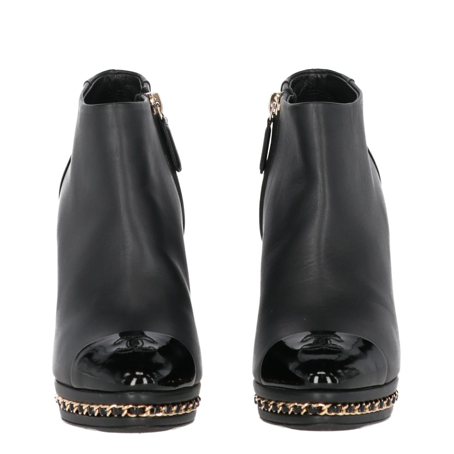 2010s Chanel Black Leather Ankle Boots In Good Condition In Lugo (RA), IT