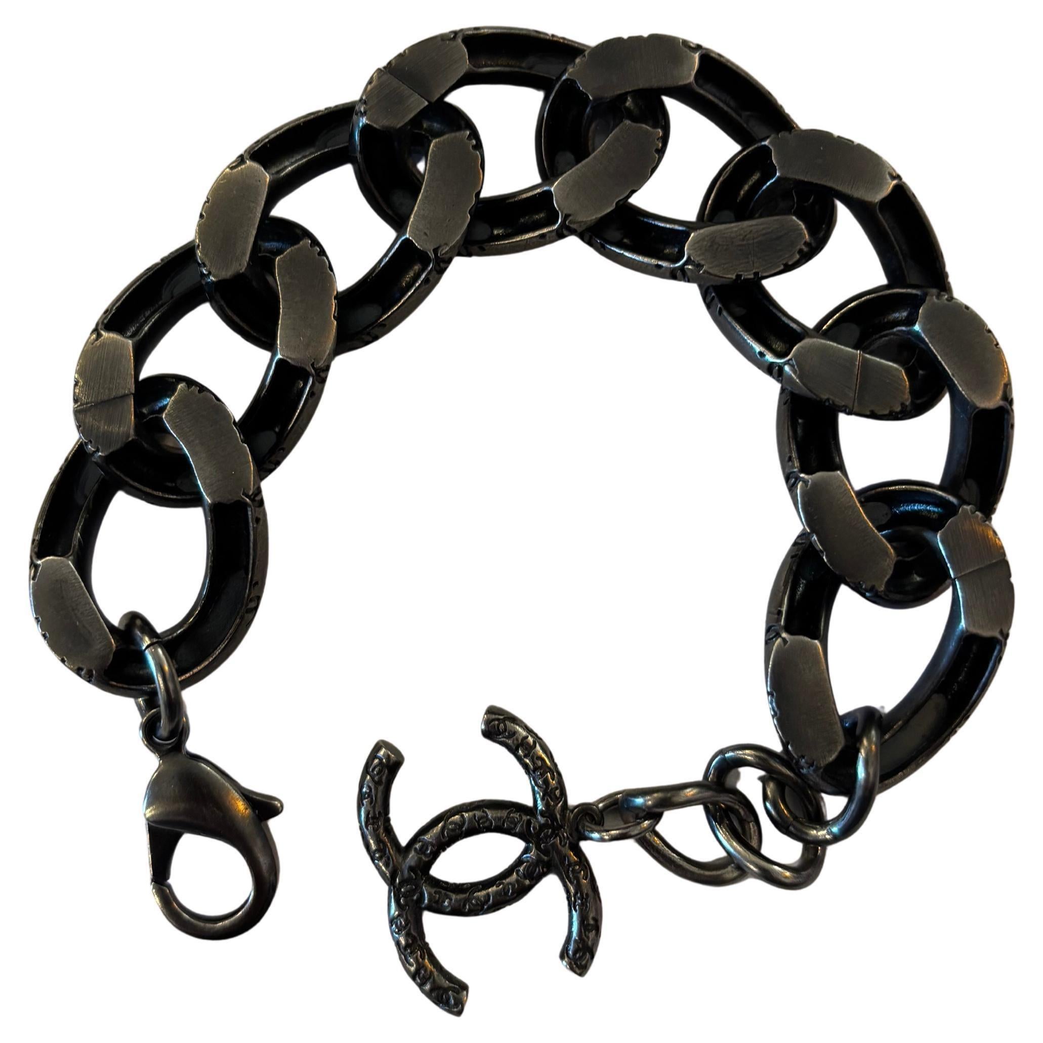 This contemporary CHANEL bracelet is crafted of ruthenium-finish black silver toned chain links. Lobster clasp fastening closure. Stamped CHANEL B10 A made in Italy. Length excluding charm measures approximately 8 inches. Comes with box.

Condition: