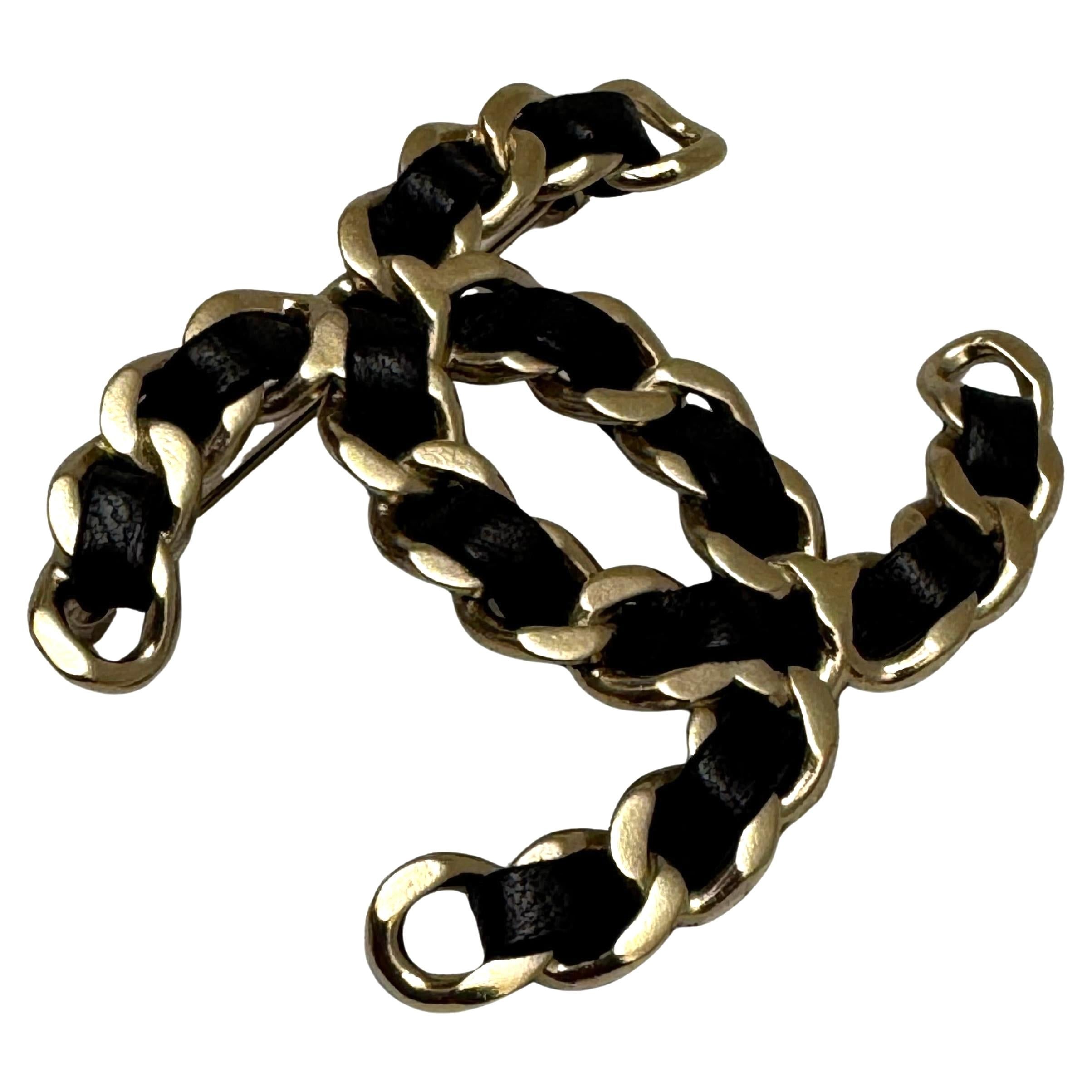 2010s CHANEL CC Leather Chain Brooch Silver Black In Good Condition For Sale In Bangkok, TH