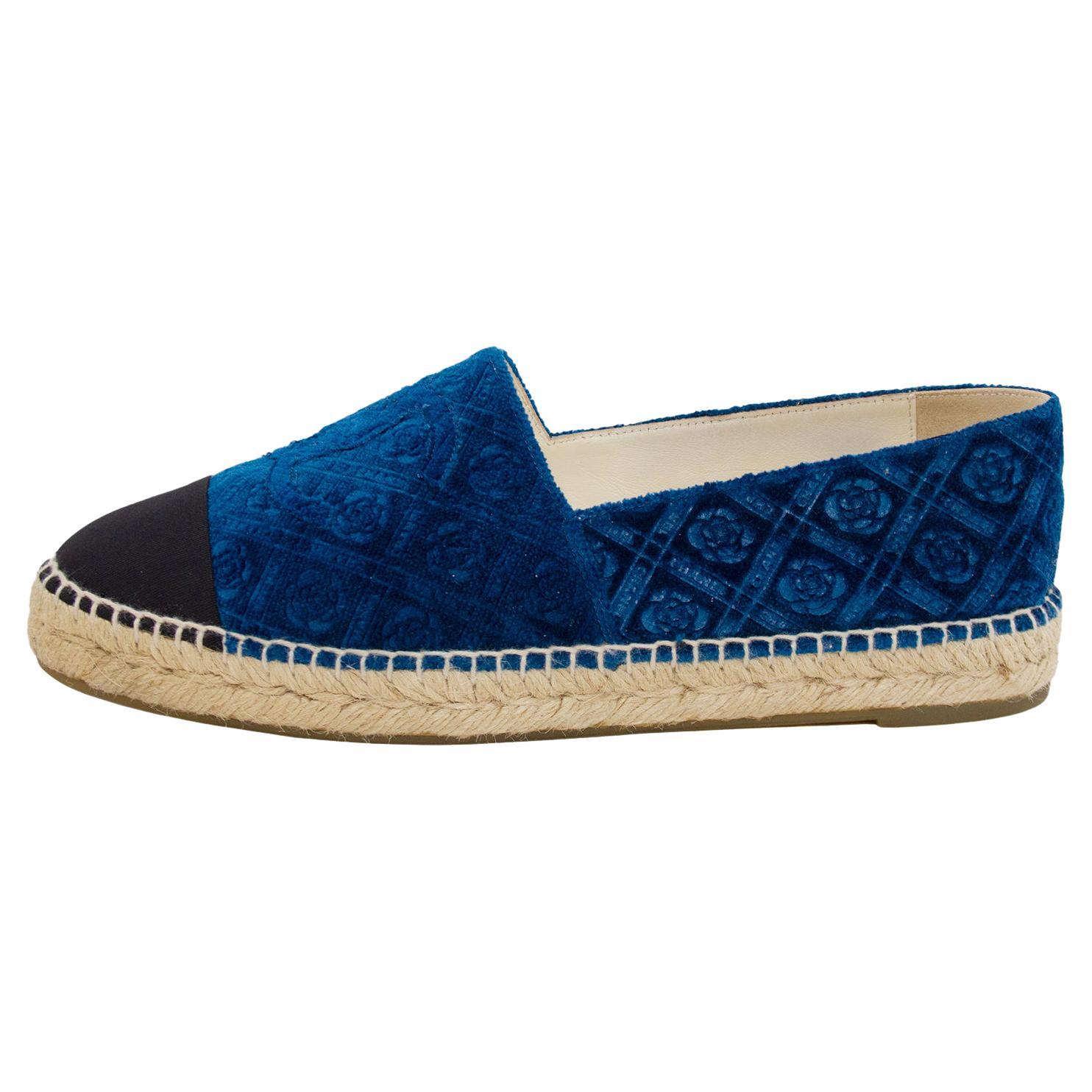 Navy blue velvet Chanel espadrilles from the 2010s. Made of camellia embossed navy velvet with quilting design and large CC logo on the toe box. Finished with the iconic black toe cap. These shoes are forever in style. In excellent condition, marked