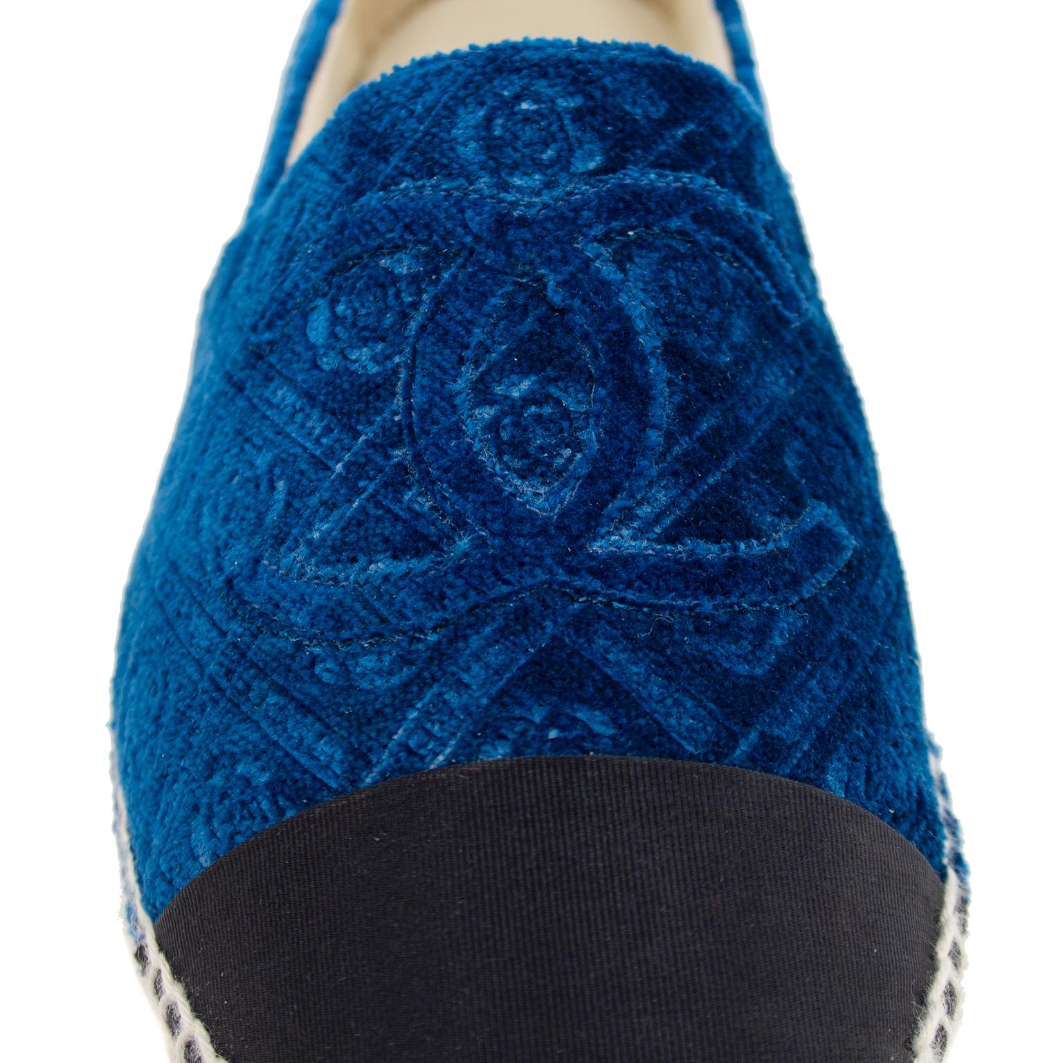 2010s Chanel Navy Blue Cut Velvet Espadrilles In Excellent Condition In Toronto, Ontario