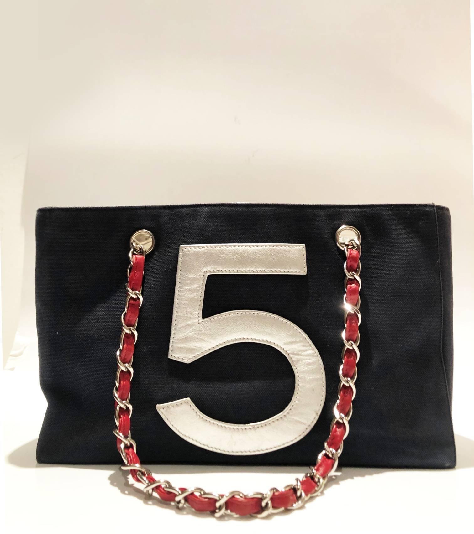 2010er Chanel No 5 Tote Kettentasche (Schwarz)