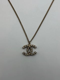 2010s Collier Chanel avec pendentif CC orné de perles