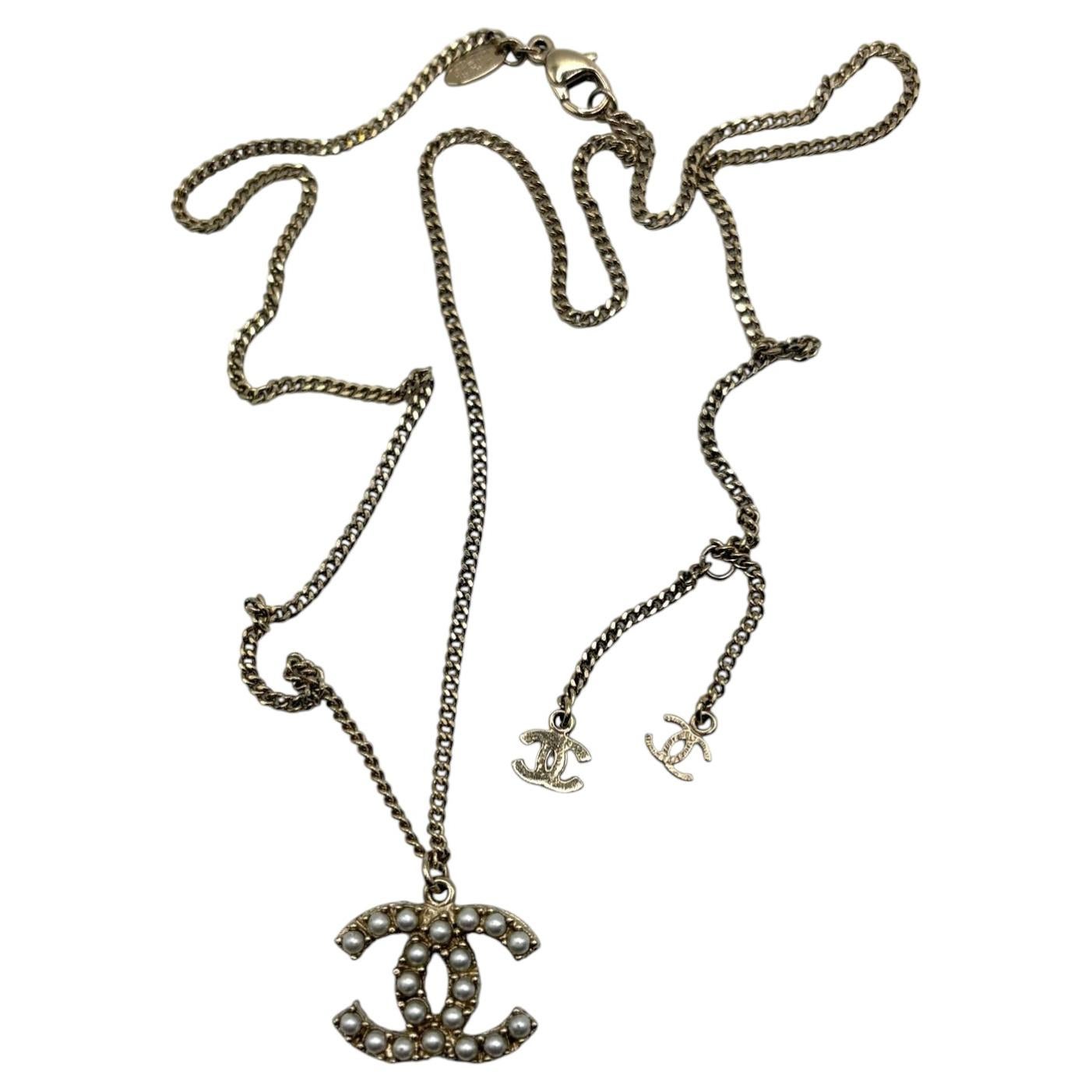 Collana con ciondolo a forma di perla Chanel del 2010