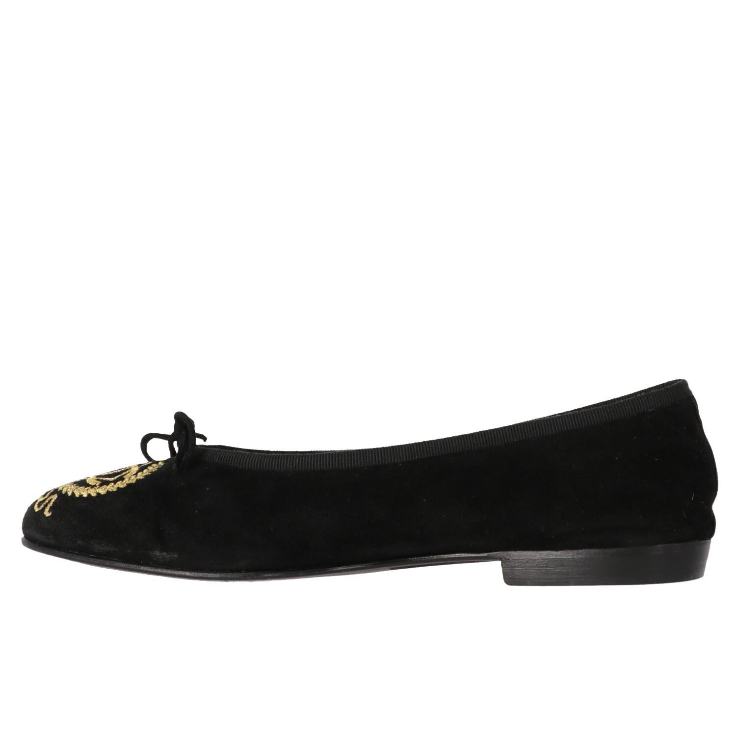 Chanel 2010s black suede ballet flats, with gros grain hem, decorative black laces and gold embroidery on the round toe.

Size: 39 EU

Heel height: 1,5 cm
Insole length: 24,5 cm

Product code: X0017

Notes: Original Box included.

The product shows