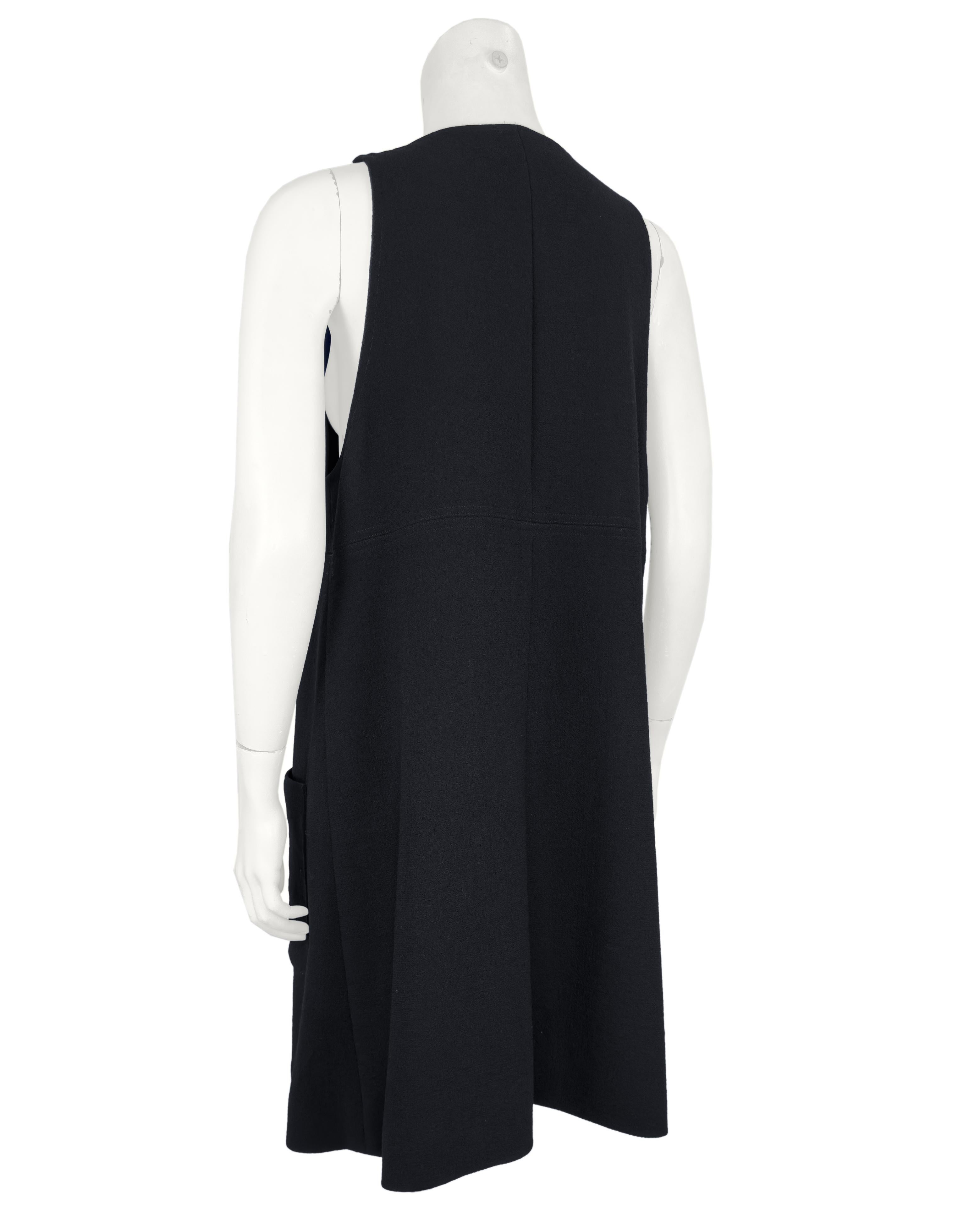 Noir 2010 - Chloe, chasuble en laine noire avec boutons sur le devant en vente