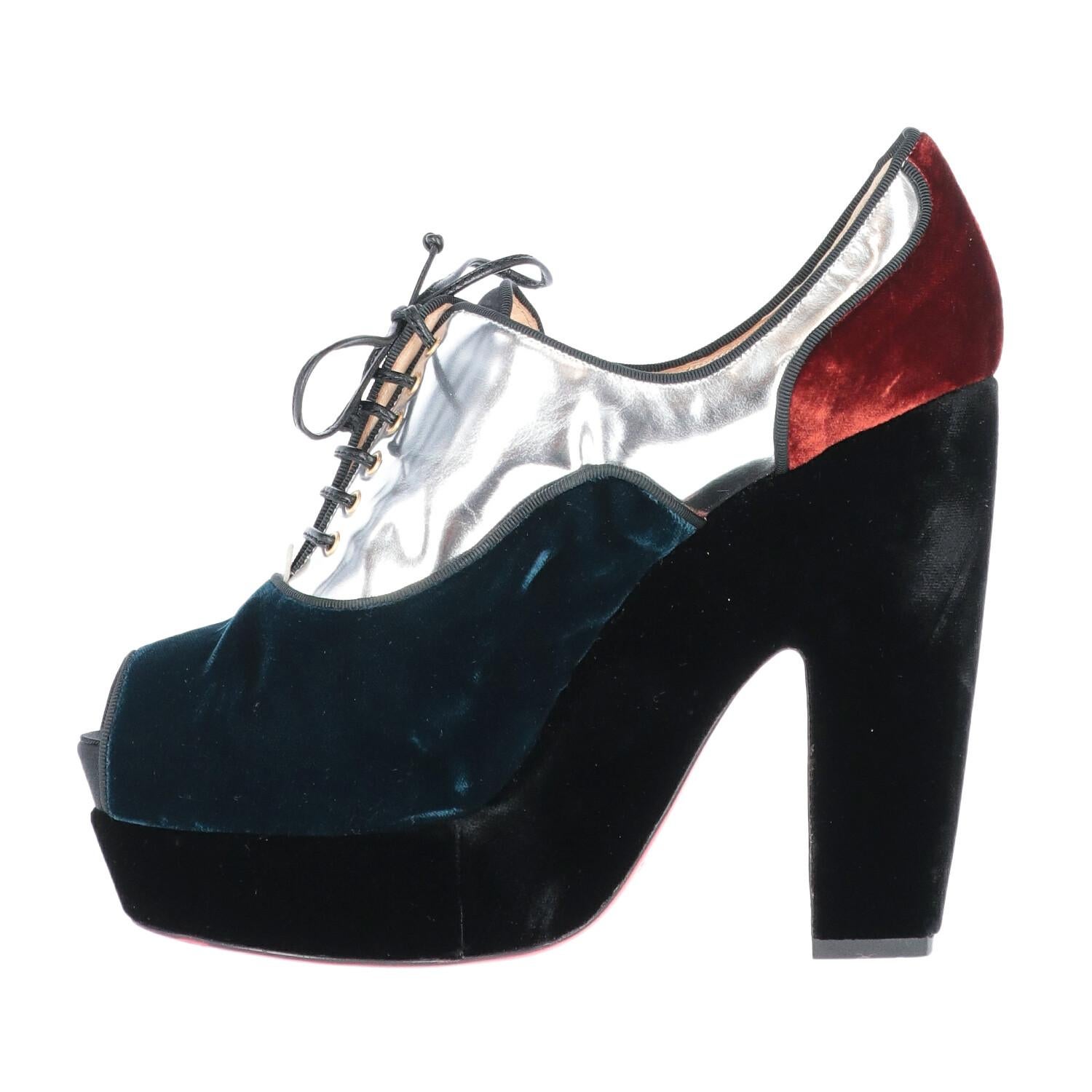 A.N.G.E.L.O. Vintage - Italy
Christian Louboutin colorblock velvet and shiny leather ankle boots. Model with open toe, closure with front laces and wide high heel and platform.

The product has slight signs of wear as shown in the pictures.

Years: