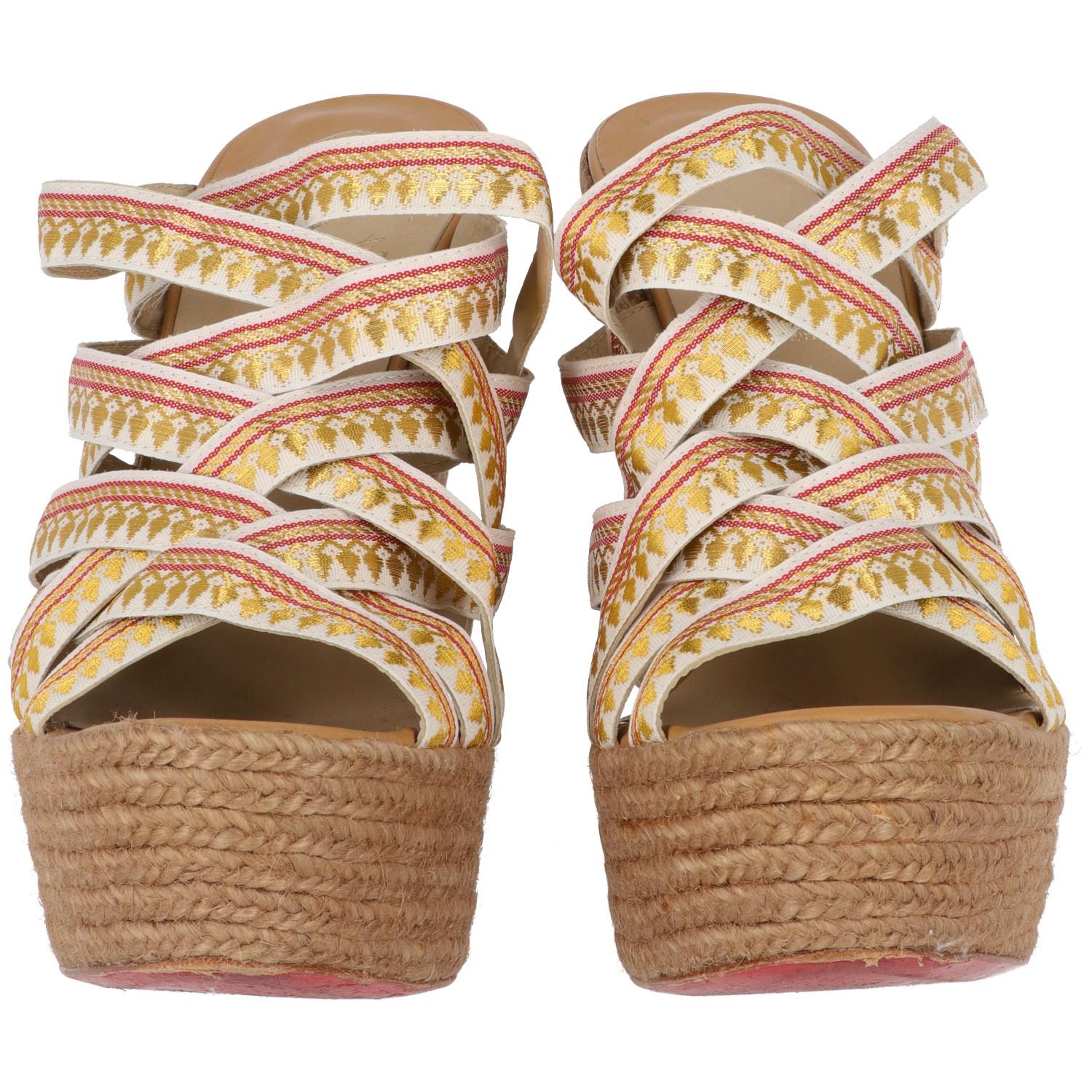 The lovely Christian Louboutin leather espadrilles feature a 14 cm high raffia platform and 4 cm high comfort plateau. Gold-tone and bordeaux decorated crossed strings embellished the sandals.
Made in Spain
Years: 2010s

Size: 39

Heels: 14