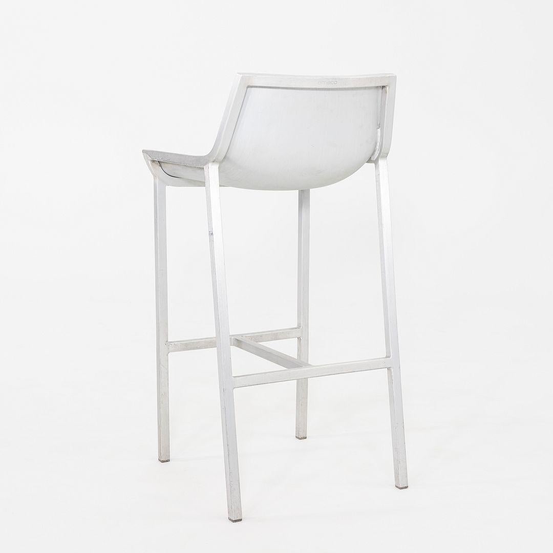 Se trata de los taburetes de bar Sezz, diseñados originalmente por Christophe Pillet para Emeco en 2012. Estos ejemplares en concreto se fabricaron en la década de 2010. Su diseño se compone de una estructura y un asiento de aluminio cepillado. El