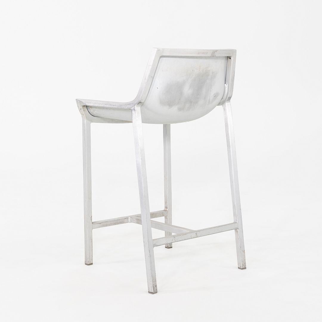 Die Sezz Counter Stools wurden ursprünglich von Christophe Pillet für Emeco im Jahr 2012 entworfen. Diese Exemplare wurden in den 2010er Jahren hergestellt. Ihr Design besteht aus einem Rahmen und einer Sitzfläche aus gebürstetem Aluminium. Der