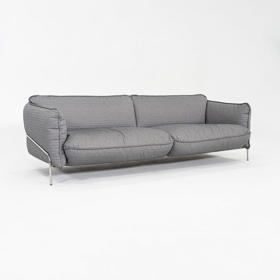 Il s'agit d'un canapé Continental, conçu à l'origine par Claesson Koivisto Rune pour Swedese en 2011. Cet exemple particulier a été produit en Suède dans les années 2010. Le canapé présente une silhouette sculpturale et basse avec des bords