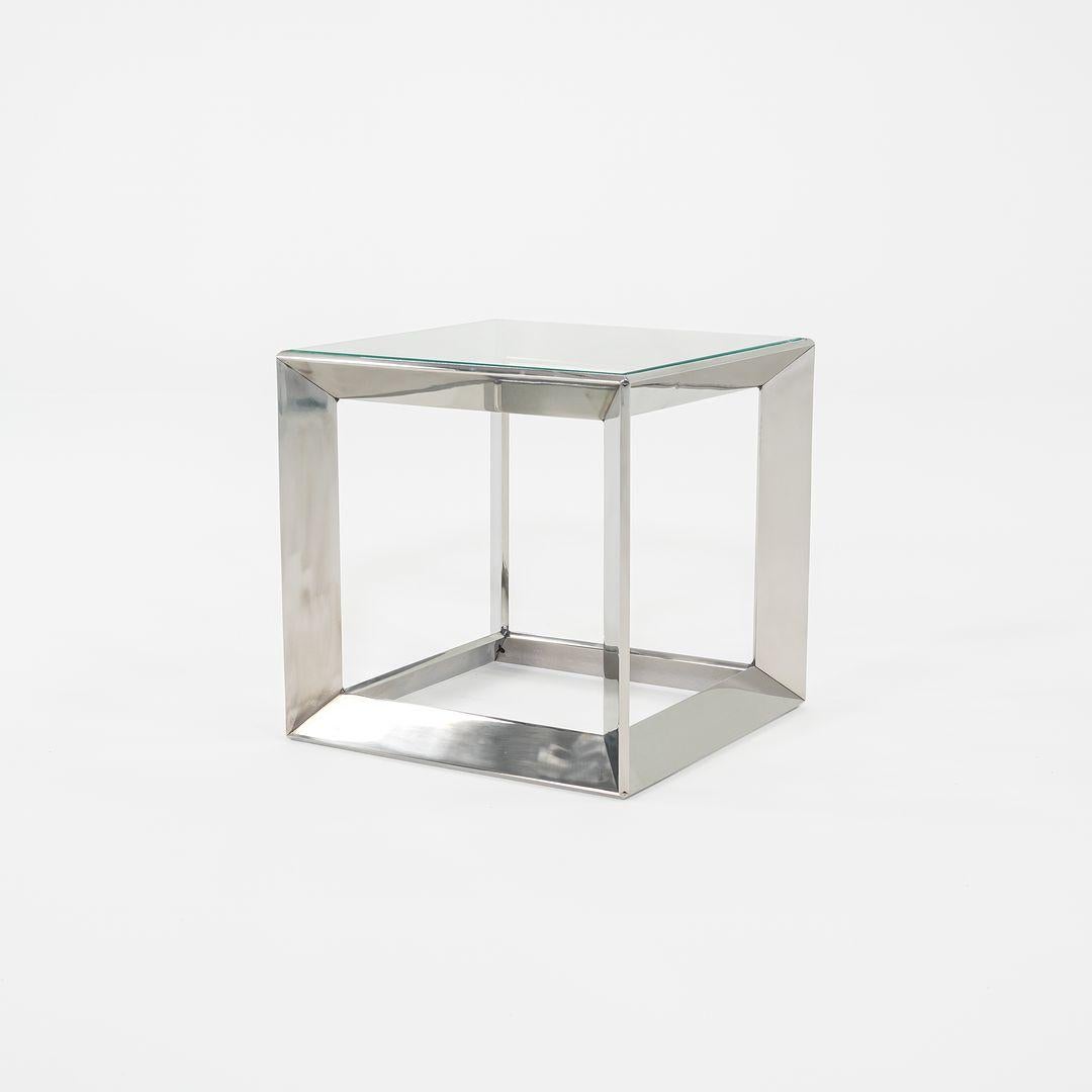 Il s'agit d'une petite table de poupée russe en acier inoxydable massif poli, produite par Gratz Industries pour Dennis Miller, conçue par Rockwell Group, le cabinet de design de renommée mondiale. Il s'agit de la plus petite des trois tailles. Le
