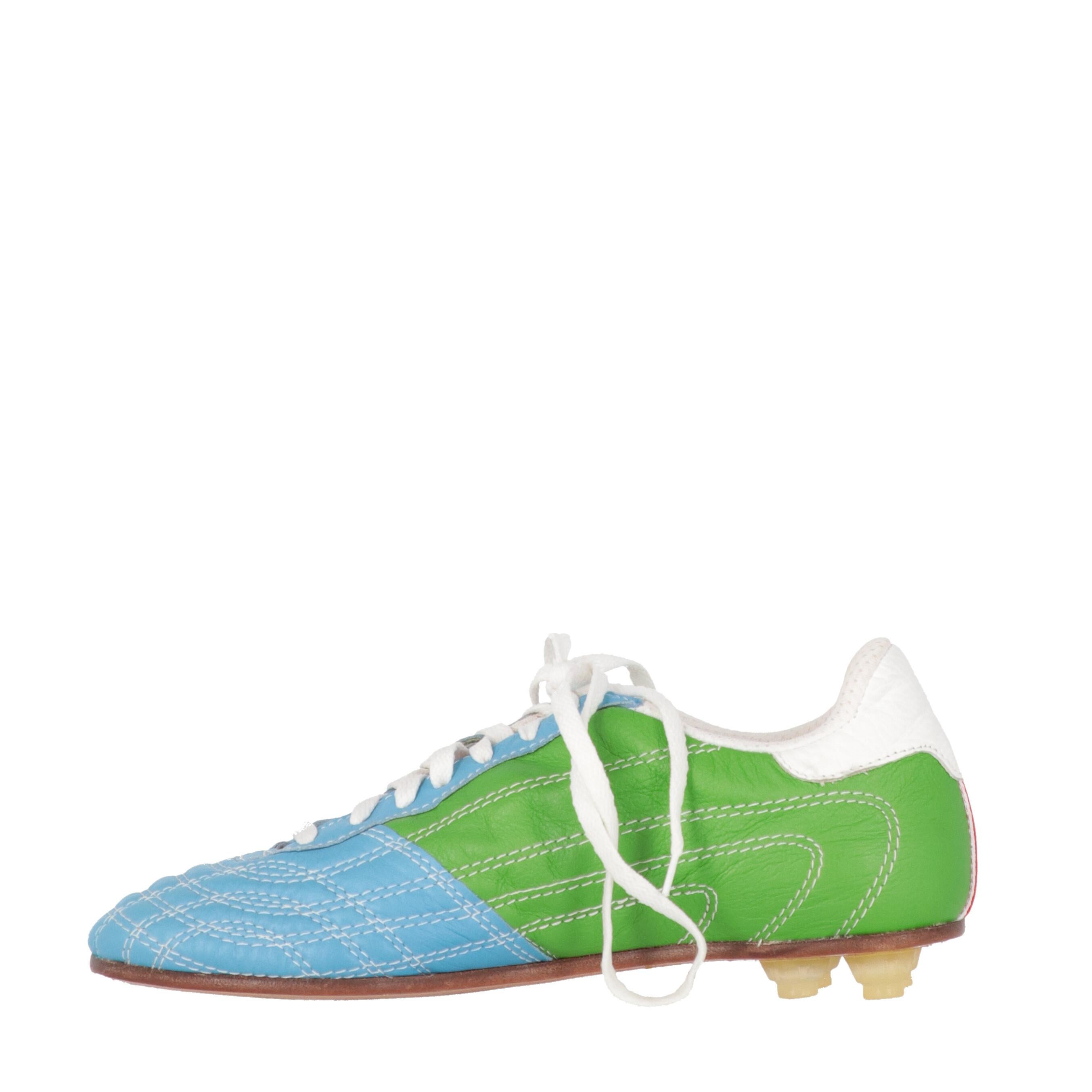 Dirk Bikkembergs green, light blue and white leather shoes. Round toe, side logo and white laces. Sole with removable cleats.

Replacements cleats and cleat key included.
Years: 2010s

Made in Italy

Size: 40 EU

Insole: 26 cm