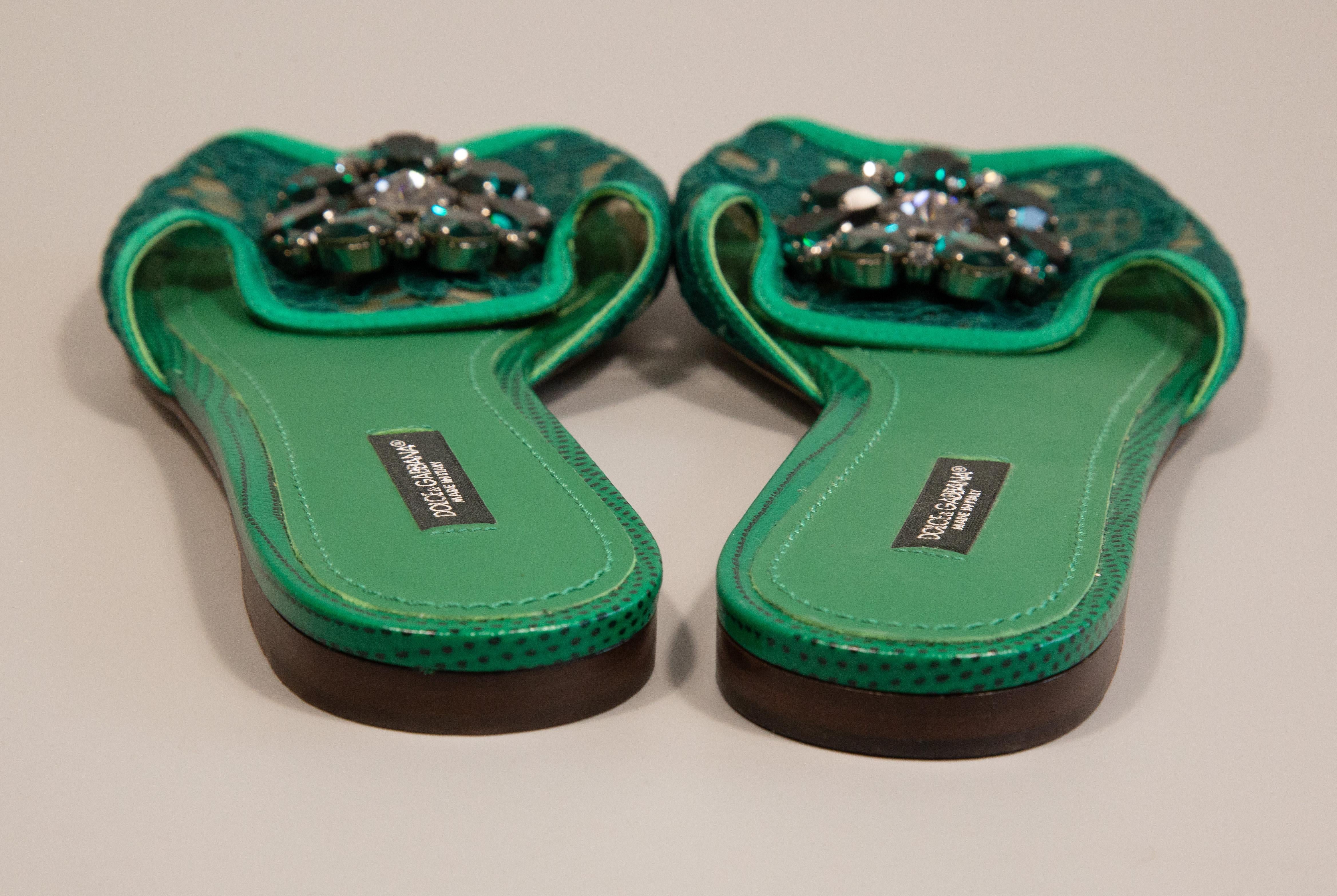 2020s Dolce & Gabbana Bianca Slippers in Taormina Lace with Embellishment In Excellent Condition In Arnhem, NL