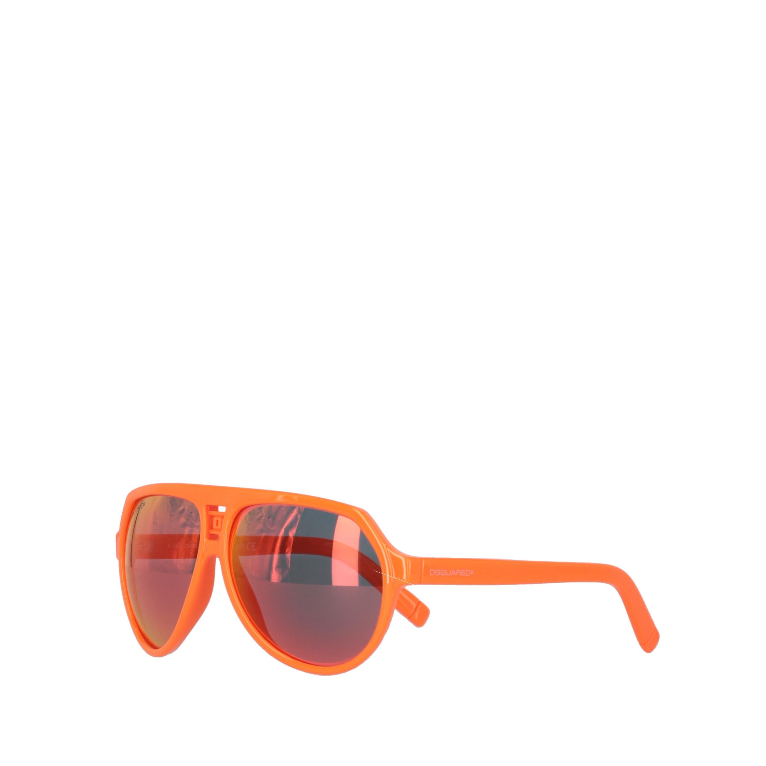 Dsquared2 fluo orange plastic mask frame sunglasses with mirrored lenses. 
Sunglasses show a light scratch on the right lens.

Please note, this item cannot be shipped to the US.

Epoca: anni 2010
Made in Italy

Larghezza: 14,5 cm
Altezza: 5,5 cm